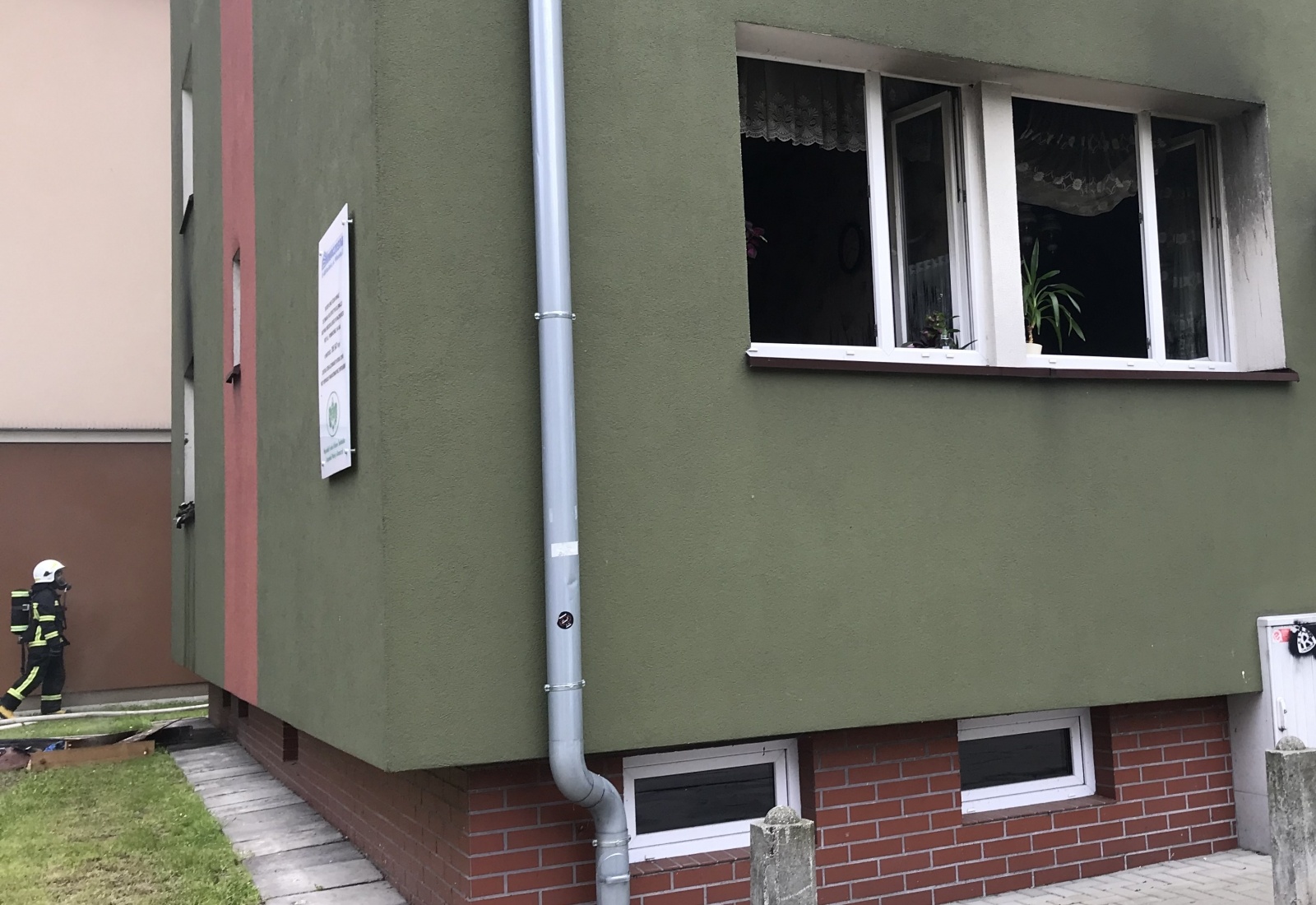 Zdjęcie w galerii na portalu naszraciborz.pl: Pożar w budynku wielorodzinnym przy Pomnikowej [FOTO i WIDEO] wiadomości z regionu