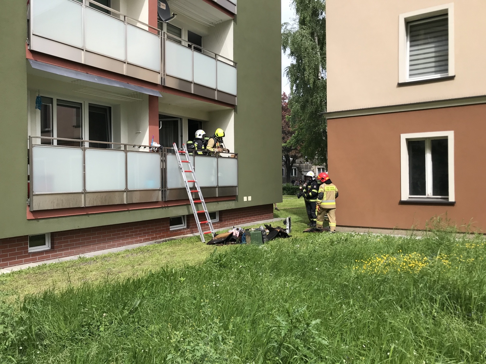 Zdjęcie w galerii na portalu naszraciborz.pl: Pożar w budynku wielorodzinnym przy Pomnikowej [FOTO i WIDEO] wiadomości z regionu