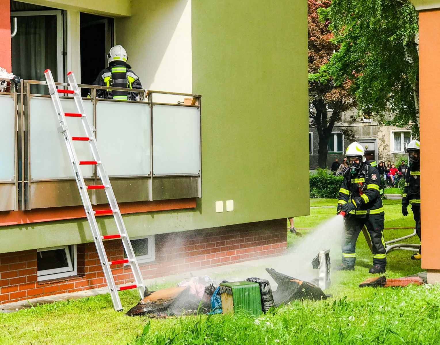 Zdjęcie w galerii na portalu naszraciborz.pl: Pożar w budynku wielorodzinnym przy Pomnikowej [FOTO i WIDEO] wiadomości z regionu