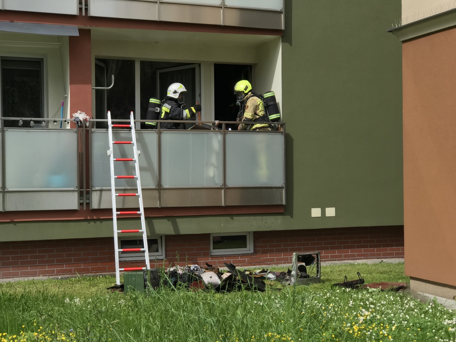 Zdjęcie w galerii na portalu naszraciborz.pl: Pożar w budynku wielorodzinnym przy Pomnikowej [FOTO i WIDEO] wiadomości z regionu