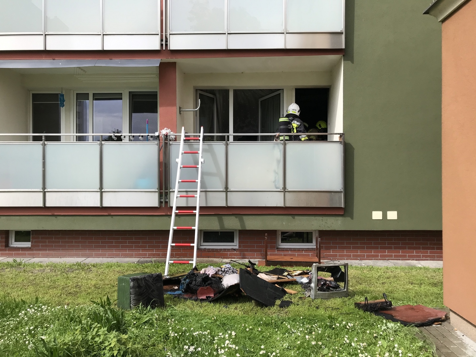 Zdjęcie w galerii na portalu naszraciborz.pl: Pożar w budynku wielorodzinnym przy Pomnikowej [FOTO i WIDEO] wiadomości z regionu