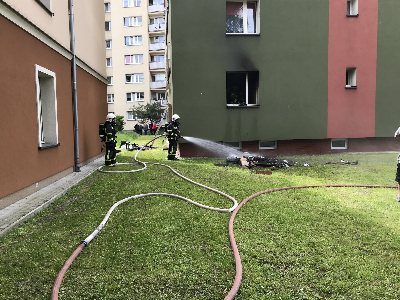 Zdjęcie w galerii na portalu naszraciborz.pl: Pożar w budynku wielorodzinnym przy Pomnikowej [FOTO i WIDEO] wiadomości z regionu