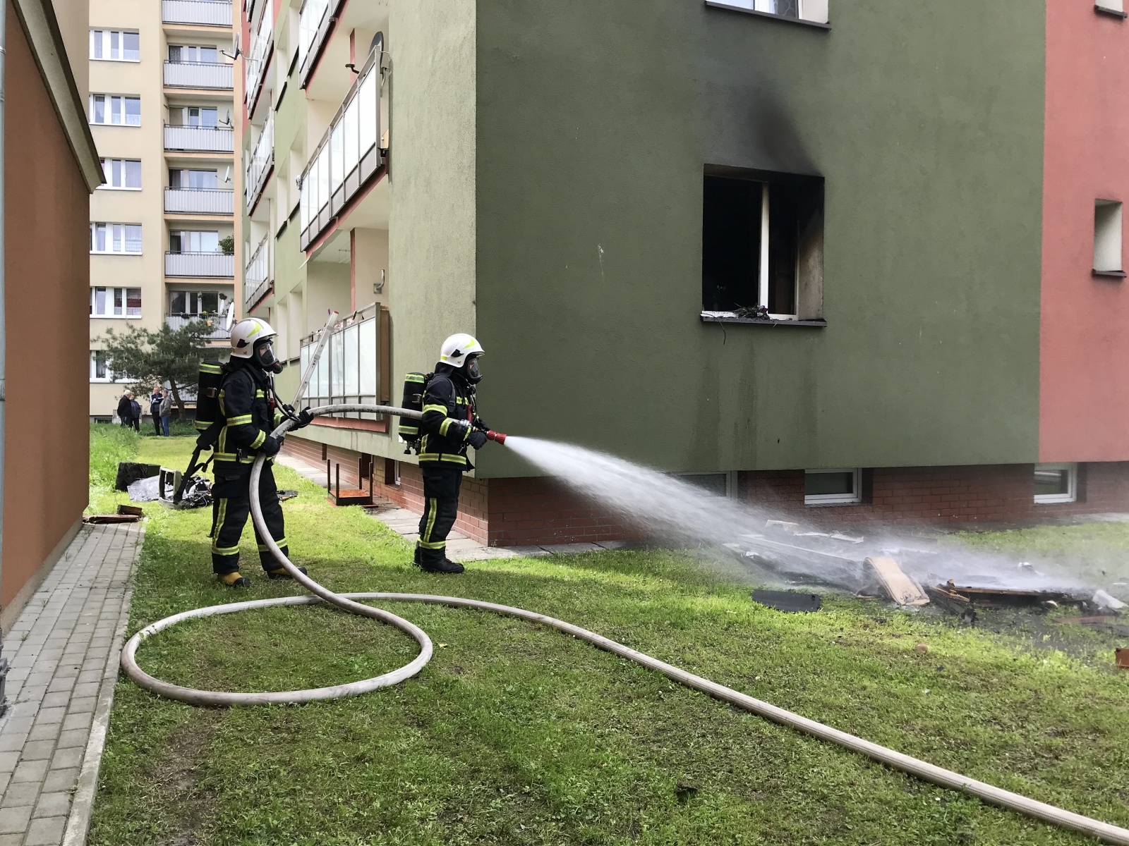 Zdjęcie w galerii na portalu naszraciborz.pl: Pożar w budynku wielorodzinnym przy Pomnikowej [FOTO i WIDEO] wiadomości z regionu
