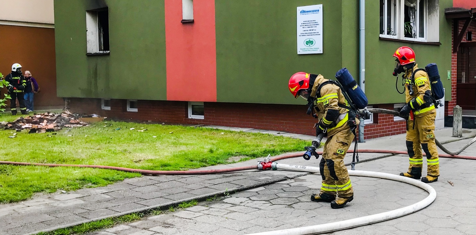 Zdjęcie w galerii na portalu naszraciborz.pl: Pożar w budynku wielorodzinnym przy Pomnikowej [FOTO i WIDEO] wiadomości z regionu