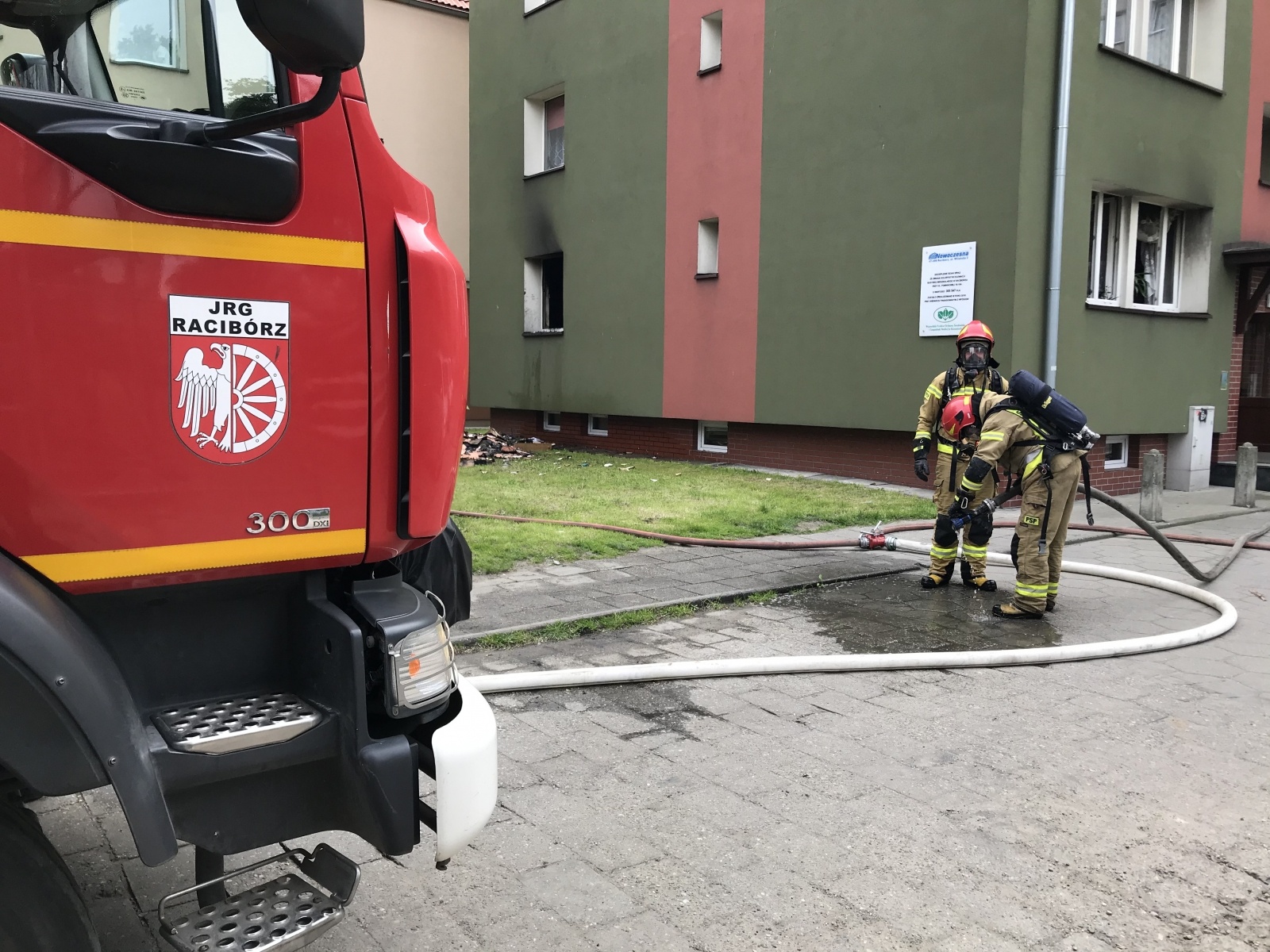 Zdjęcie w galerii na portalu naszraciborz.pl: Pożar w budynku wielorodzinnym przy Pomnikowej [FOTO i WIDEO] wiadomości z regionu