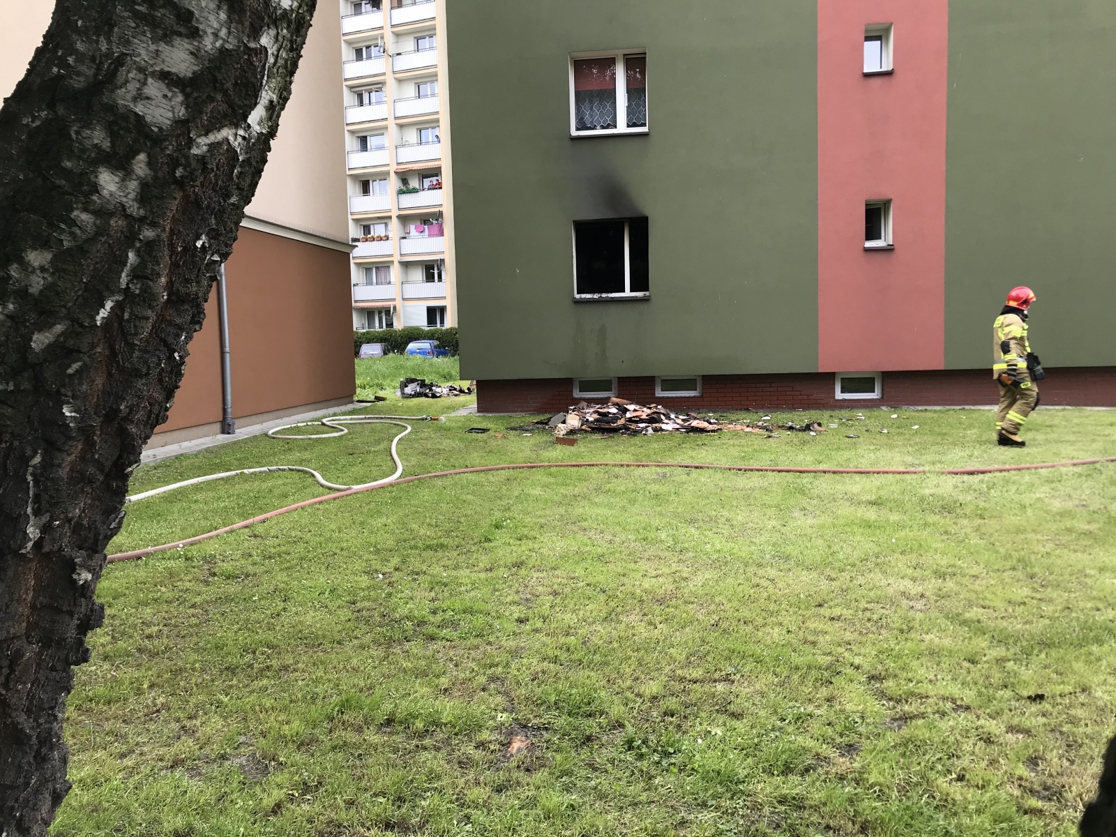 Zdjęcie w galerii na portalu naszraciborz.pl: Pożar w budynku wielorodzinnym przy Pomnikowej [FOTO i WIDEO] wiadomości z regionu