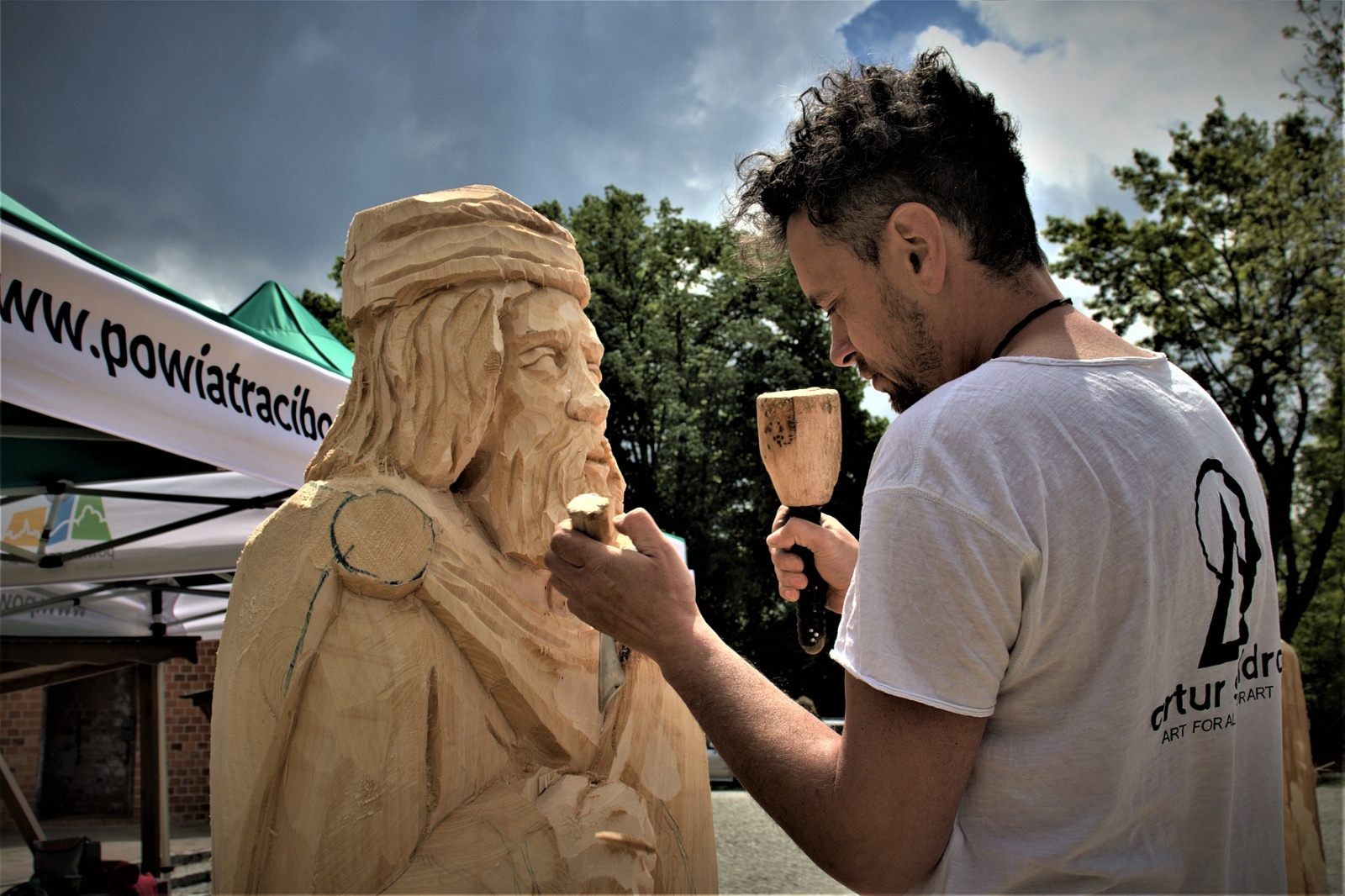 Zdjęcie w galerii na portalu naszraciborz.pl: Studenci raciborskiej PWSZ wzięli udział w plenerze fotograficznym na zamku wiadomości z regionu