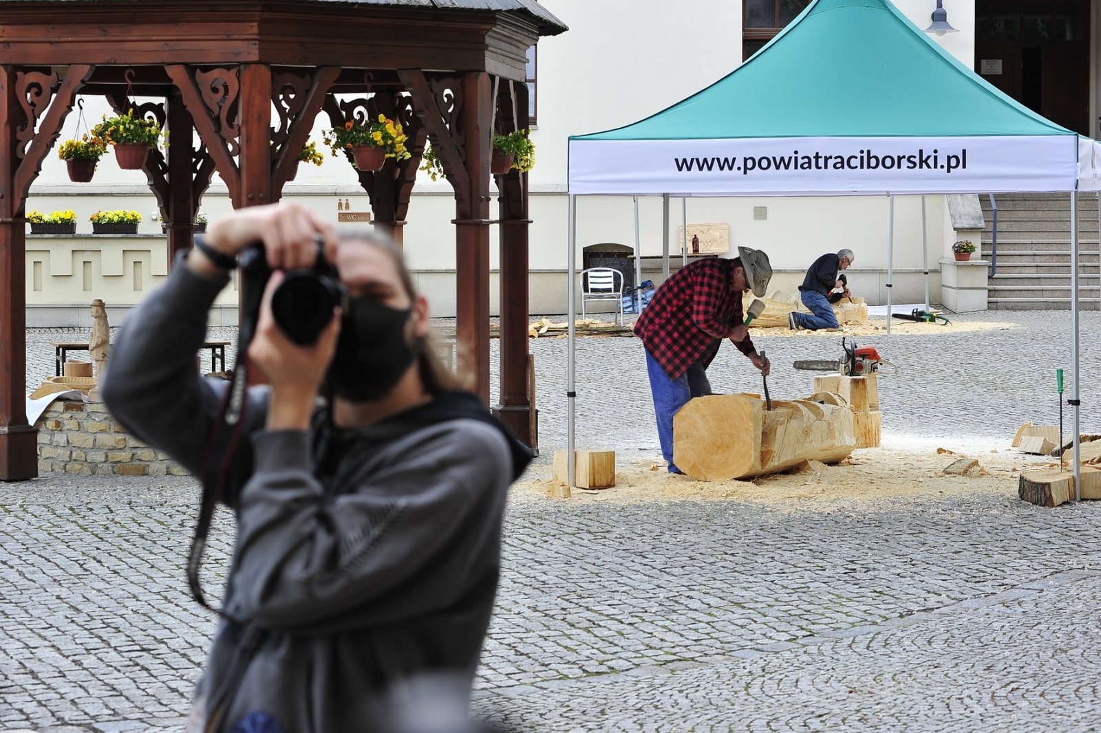 Zdjęcie w galerii na portalu naszraciborz.pl: Studenci raciborskiej PWSZ wzięli udział w plenerze fotograficznym na zamku wiadomości z regionu