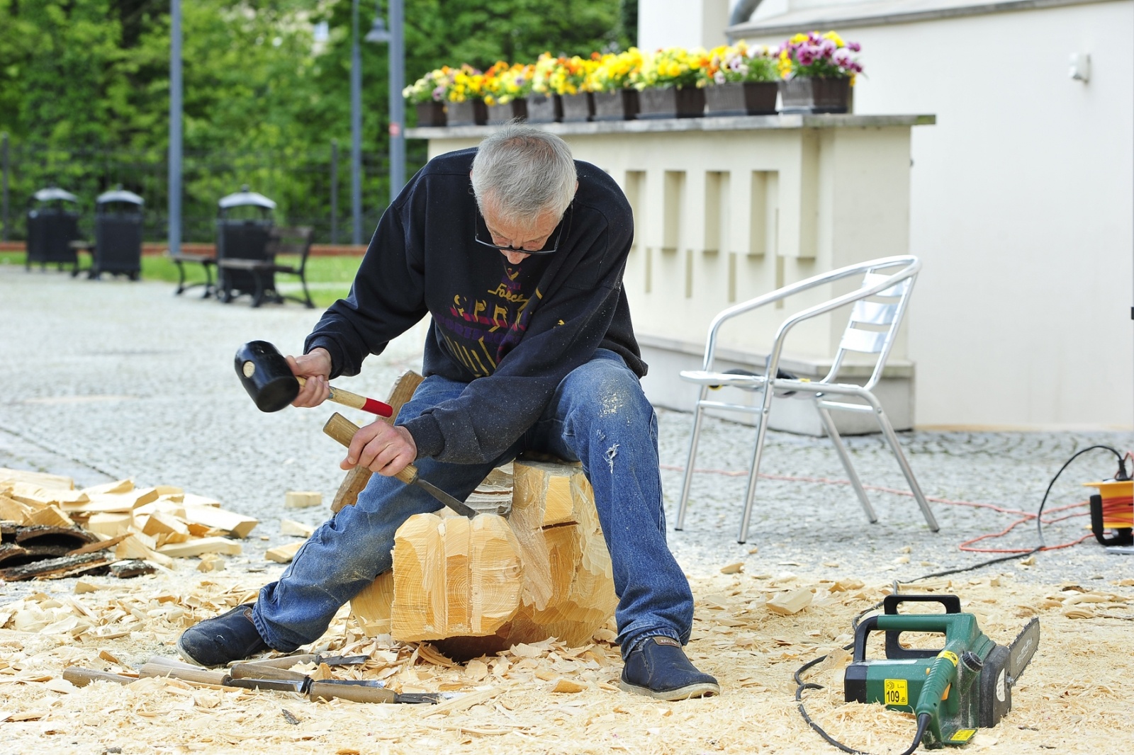Zdjęcie w galerii na portalu naszraciborz.pl: Studenci raciborskiej PWSZ wzięli udział w plenerze fotograficznym na zamku wiadomości z regionu
