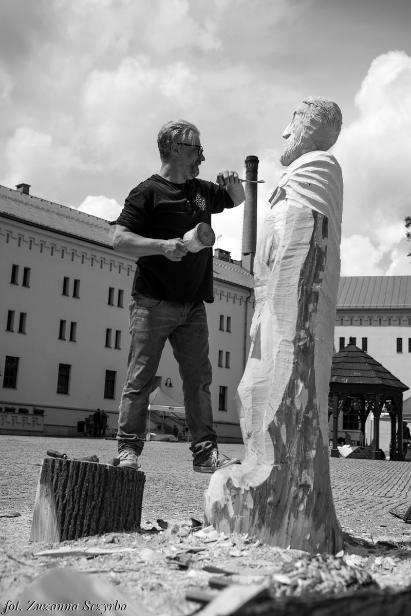 Zdjęcie w galerii na portalu naszraciborz.pl: Studenci raciborskiej PWSZ wzięli udział w plenerze fotograficznym na zamku wiadomości z regionu