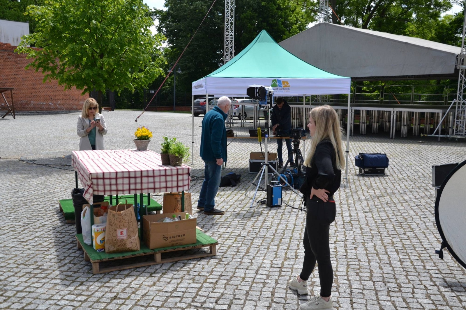 Zdjęcie w galerii na portalu naszraciborz.pl: Rączka gotuje i podróżuje po ziemi raciborskiej. Zawitał na zamek wiadomości z regionu