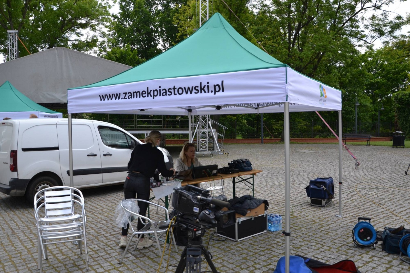 Zdjęcie w galerii na portalu naszraciborz.pl: Rączka gotuje i podróżuje po ziemi raciborskiej. Zawitał na zamek wiadomości z regionu