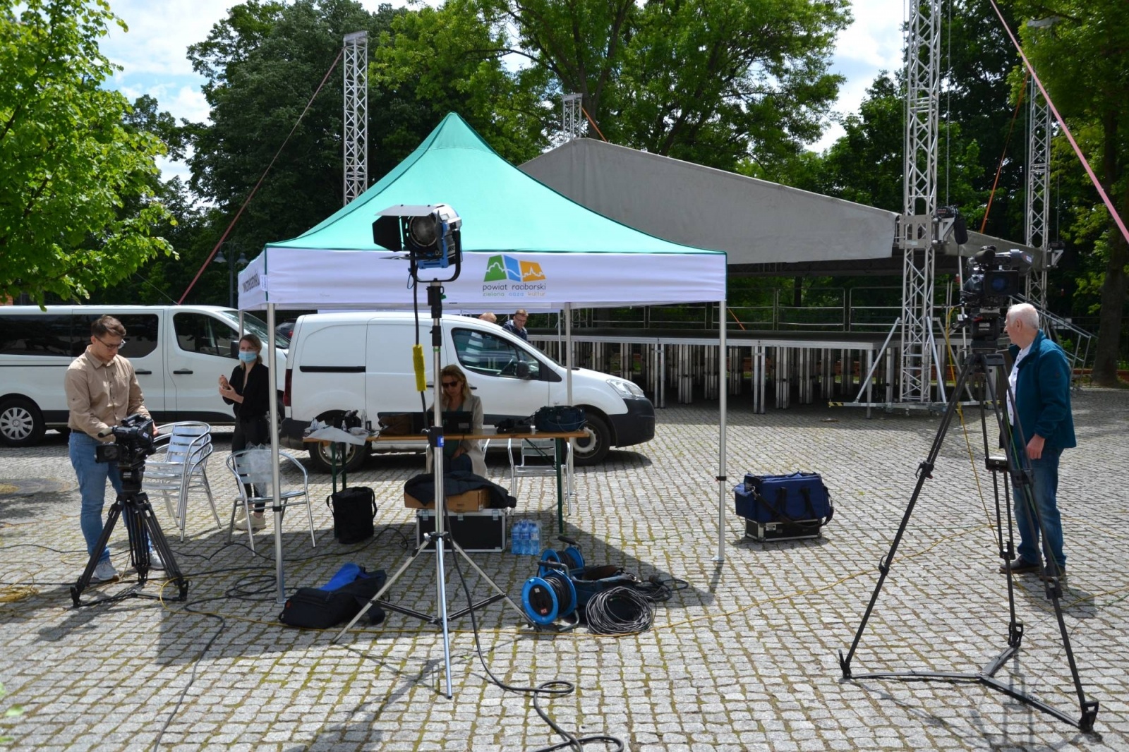 Zdjęcie w galerii na portalu naszraciborz.pl: Rączka gotuje i podróżuje po ziemi raciborskiej. Zawitał na zamek wiadomości z regionu