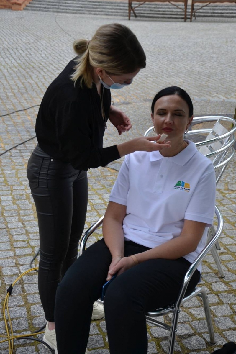 Zdjęcie w galerii na portalu naszraciborz.pl: Rączka gotuje i podróżuje po ziemi raciborskiej. Zawitał na zamek wiadomości z regionu