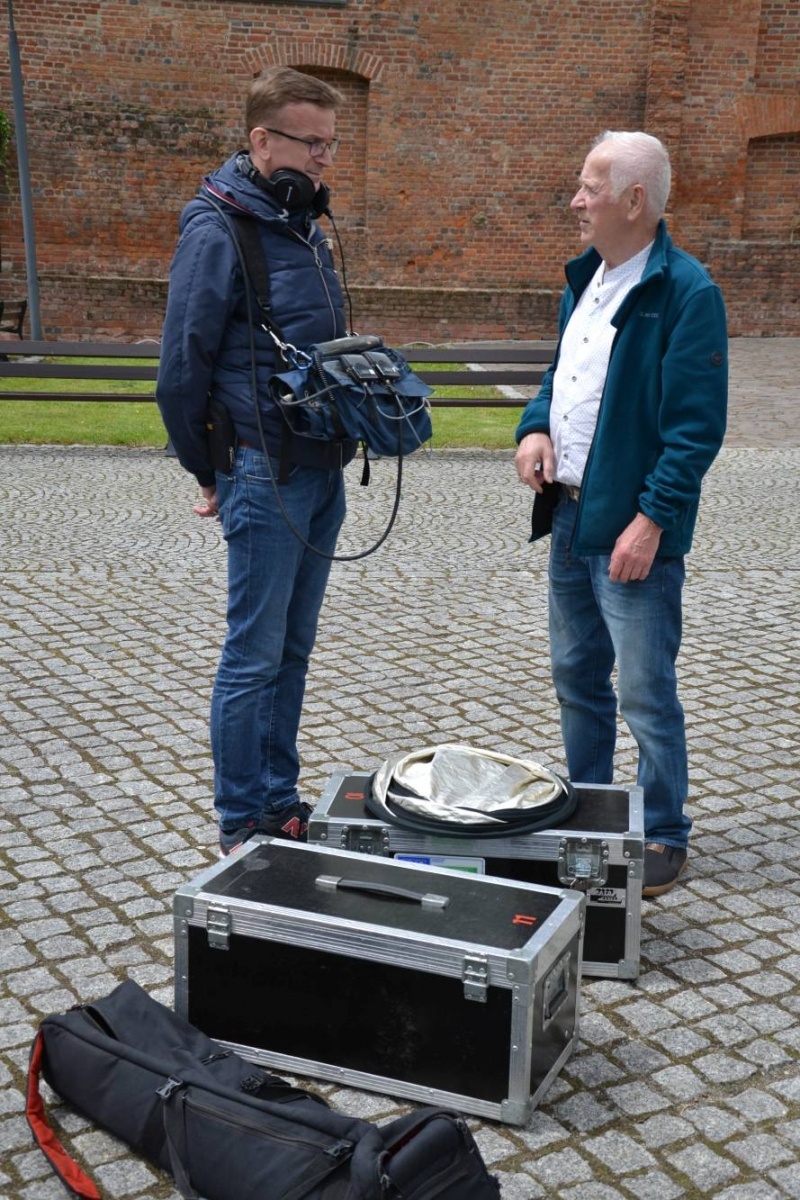 Zdjęcie w galerii na portalu naszraciborz.pl: Rączka gotuje i podróżuje po ziemi raciborskiej. Zawitał na zamek wiadomości z regionu