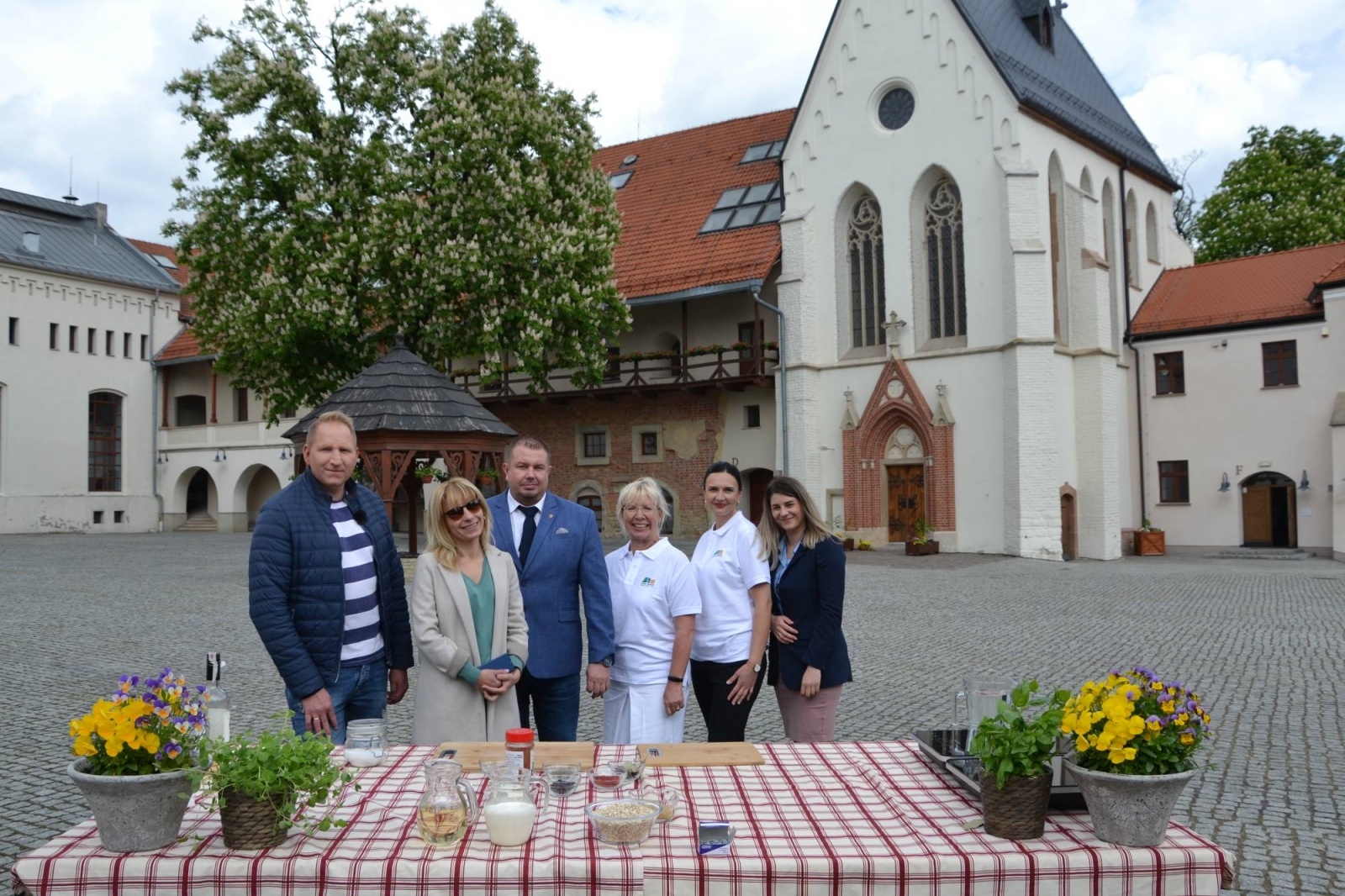 Zdjęcie w galerii na portalu naszraciborz.pl: Rączka gotuje i podróżuje po ziemi raciborskiej. Zawitał na zamek wiadomości z regionu