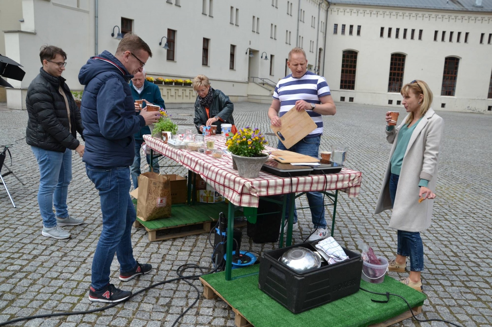 Zdjęcie w galerii na portalu naszraciborz.pl: Rączka gotuje i podróżuje po ziemi raciborskiej. Zawitał na zamek wiadomości z regionu