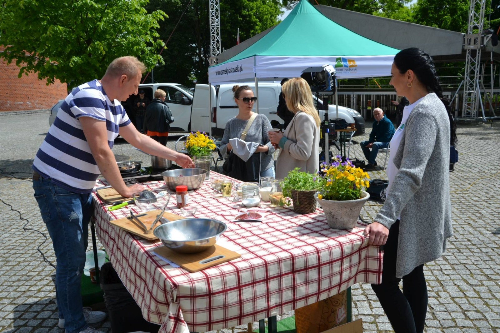 Zdjęcie w galerii na portalu naszraciborz.pl: Rączka gotuje i podróżuje po ziemi raciborskiej. Zawitał na zamek wiadomości z regionu