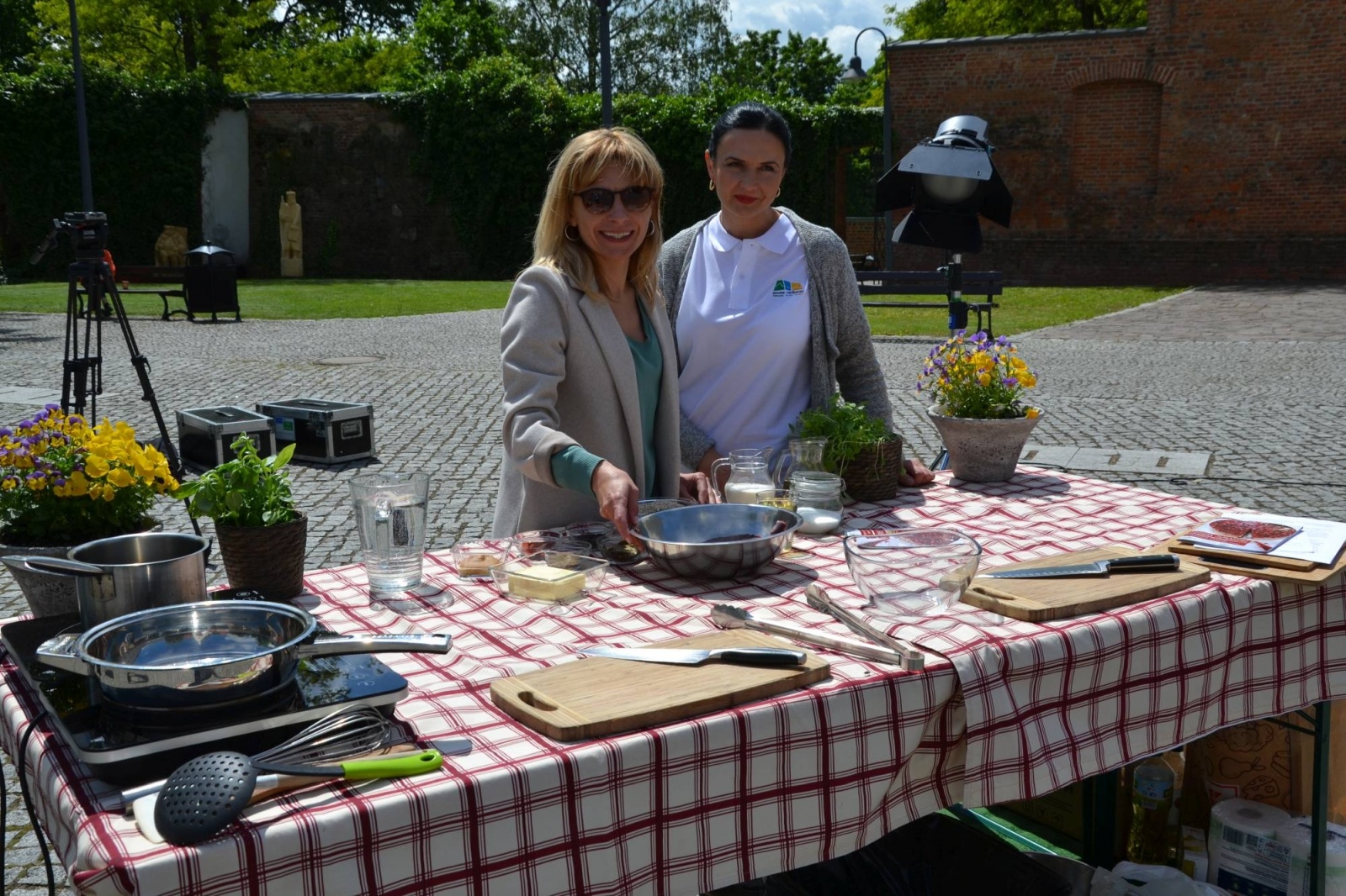 Zdjęcie w galerii na portalu naszraciborz.pl: Rączka gotuje i podróżuje po ziemi raciborskiej. Zawitał na zamek wiadomości z regionu