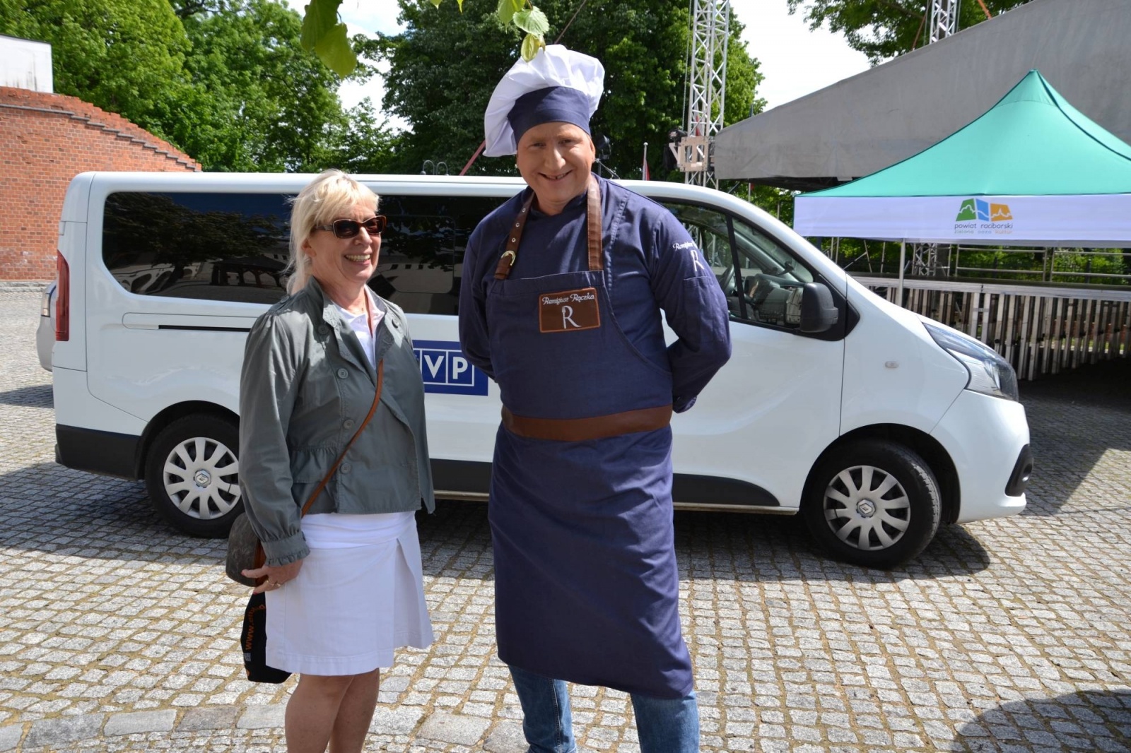 Zdjęcie w galerii na portalu naszraciborz.pl: Rączka gotuje i podróżuje po ziemi raciborskiej. Zawitał na zamek wiadomości z regionu