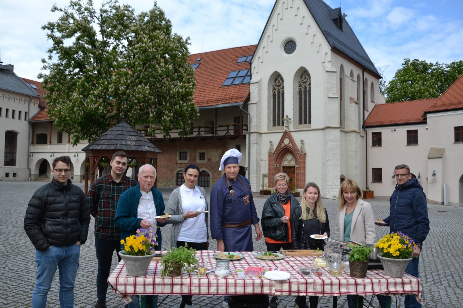 Zdjęcie w galerii na portalu naszraciborz.pl: Rączka gotuje i podróżuje po ziemi raciborskiej. Zawitał na zamek wiadomości z regionu