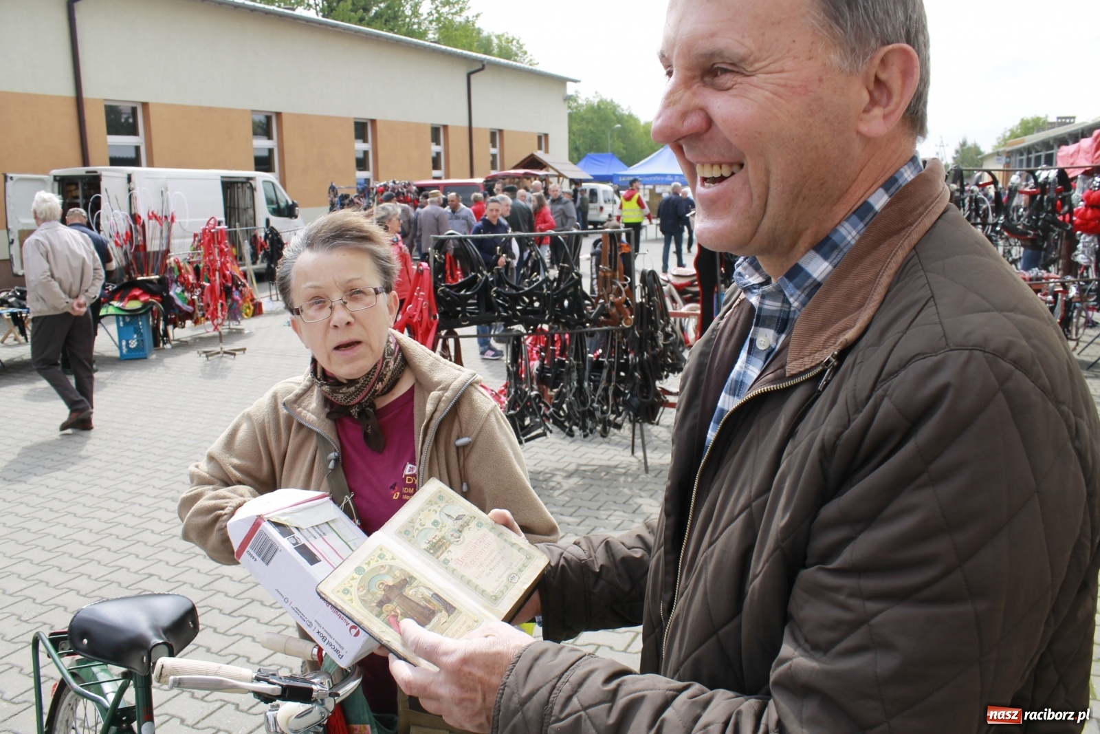 Zdjęcie w galerii na portalu naszraciborz.pl: Skarby i szpargały. Co można znaleźć na jarmarkach staroci? wiadomości z regionu