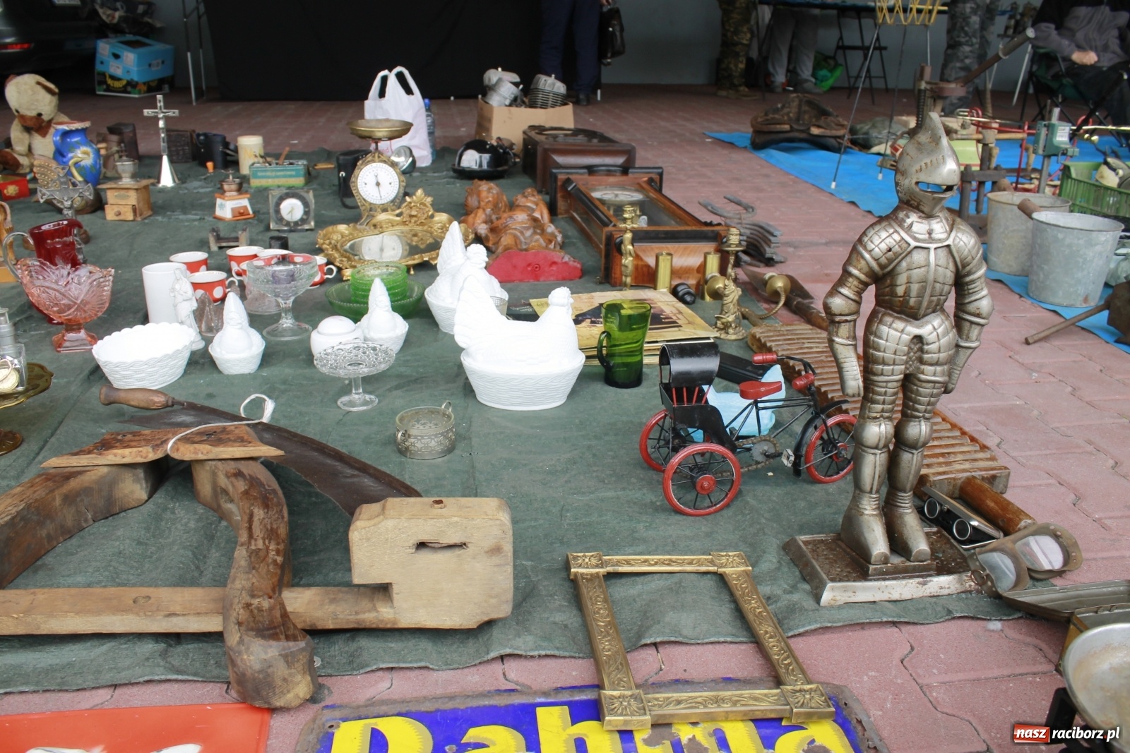 Zdjęcie w galerii na portalu naszraciborz.pl: Skarby i szpargały. Co można znaleźć na jarmarkach staroci? wiadomości z regionu