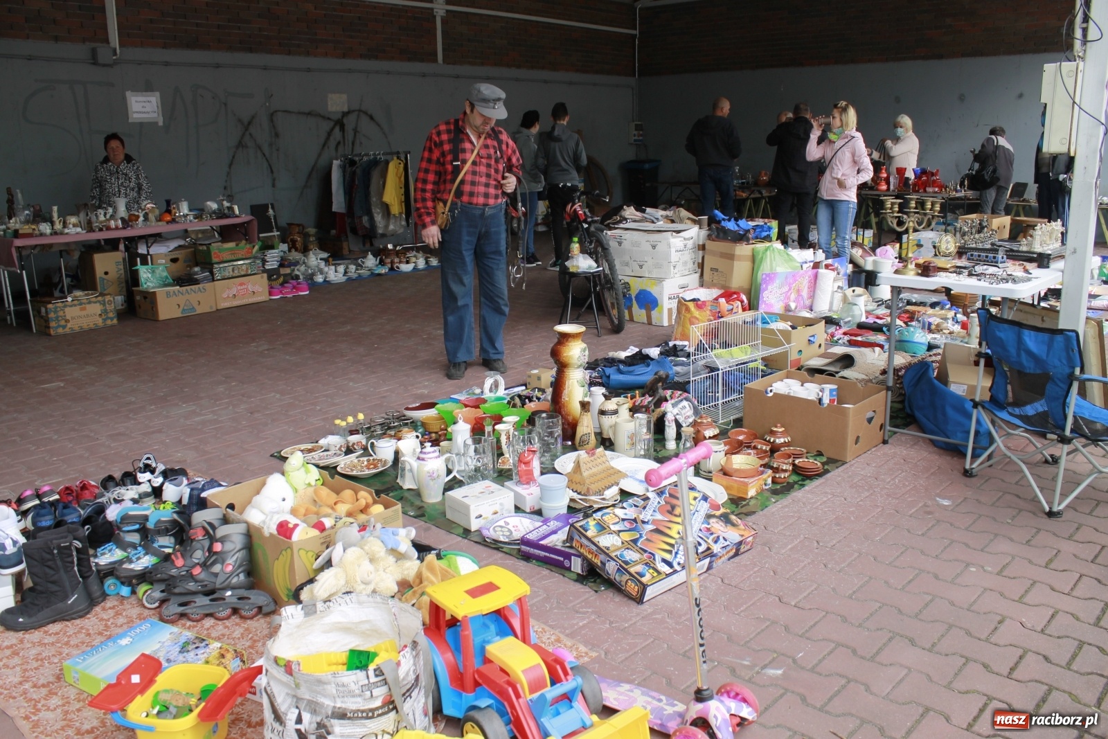 Zdjęcie w galerii na portalu naszraciborz.pl: Skarby i szpargały. Co można znaleźć na jarmarkach staroci? wiadomości z regionu