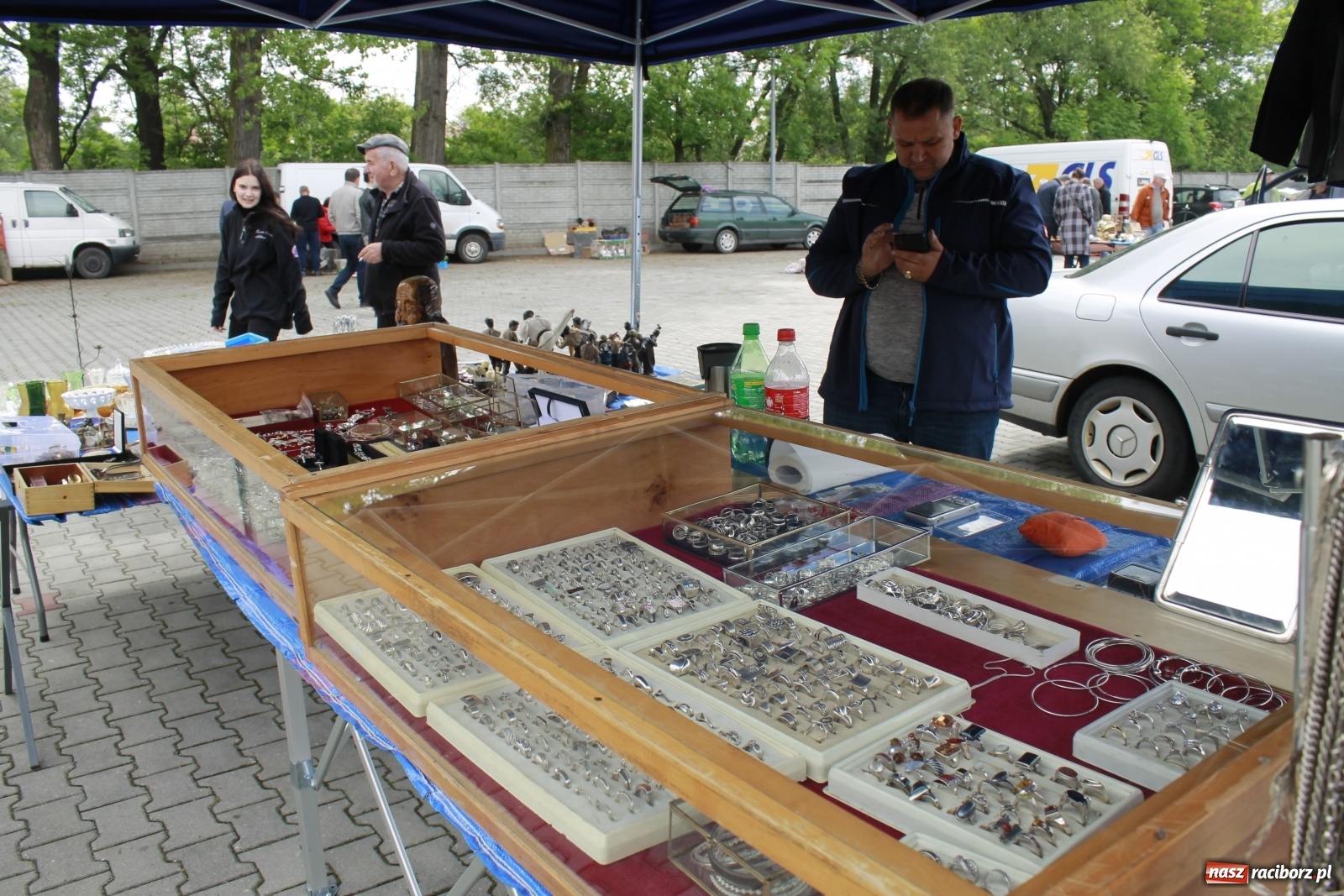 Zdjęcie w galerii na portalu naszraciborz.pl: Skarby i szpargały. Co można znaleźć na jarmarkach staroci? wiadomości z regionu