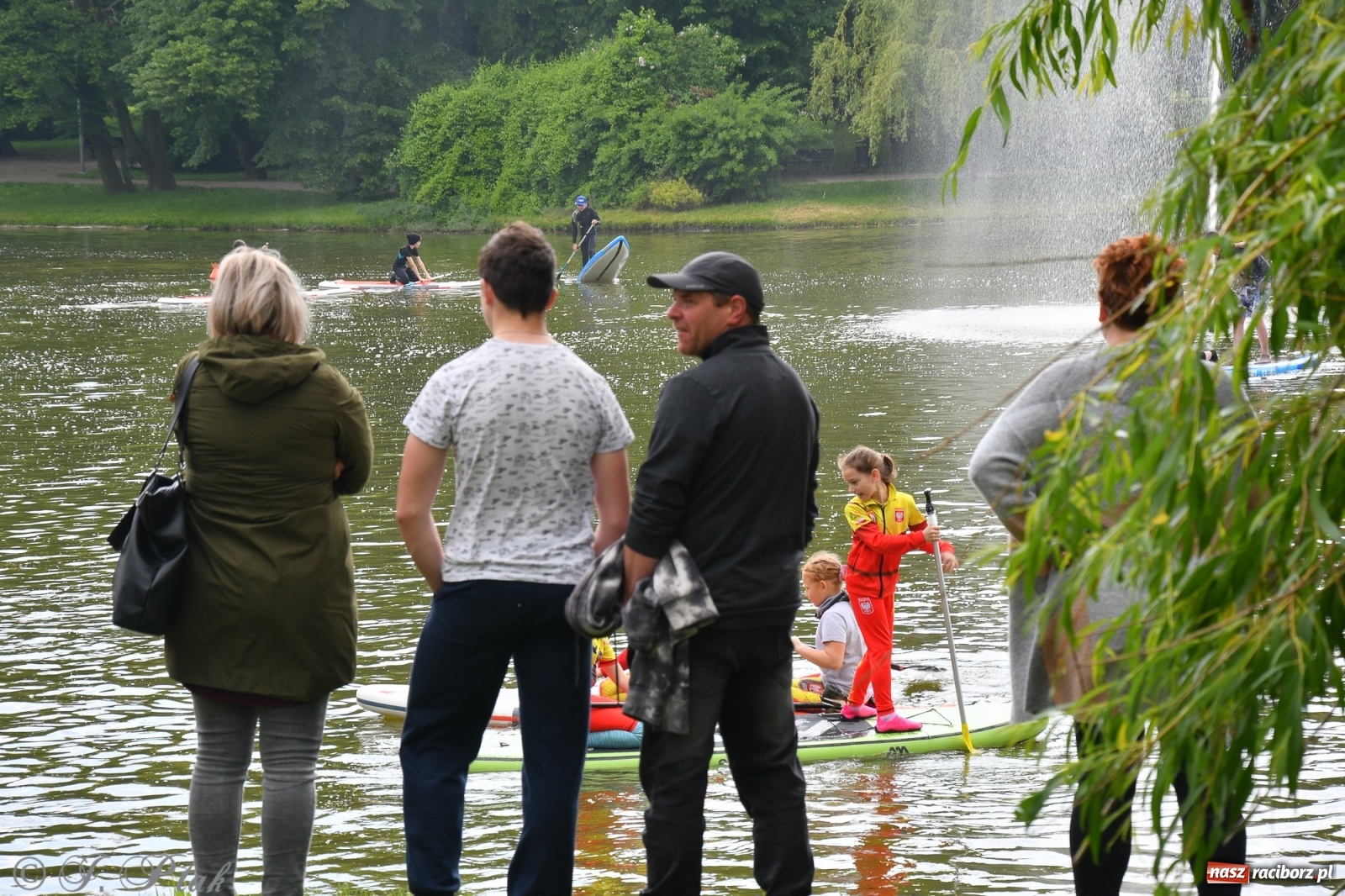 Zdjęcie w galerii na portalu naszraciborz.pl: Racibórz. Wielkie wiosłowanie w parku m. Roth wiadomości z regionu