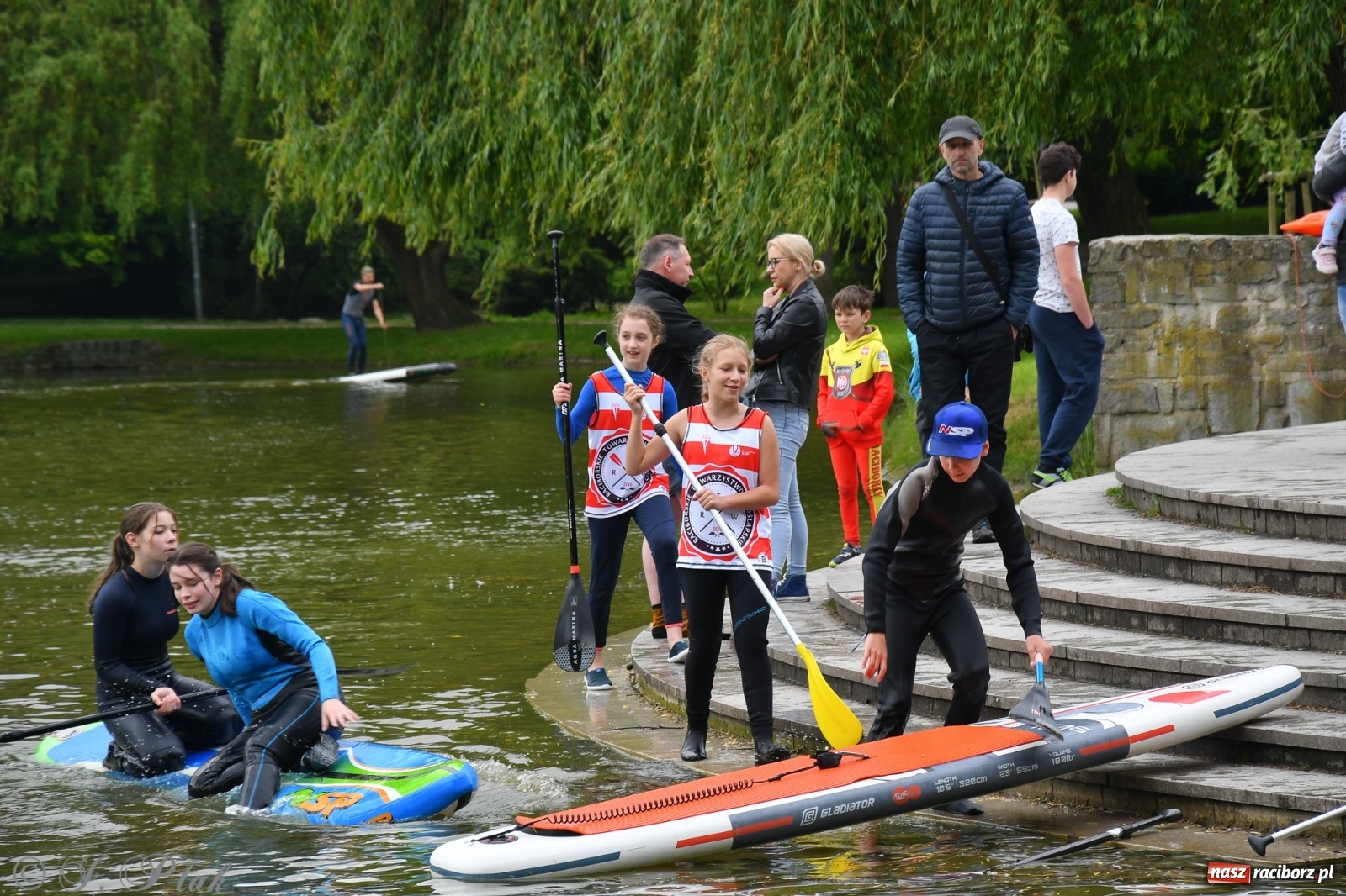 Zdjęcie w galerii na portalu naszraciborz.pl: Racibórz. Wielkie wiosłowanie w parku m. Roth wiadomości z regionu