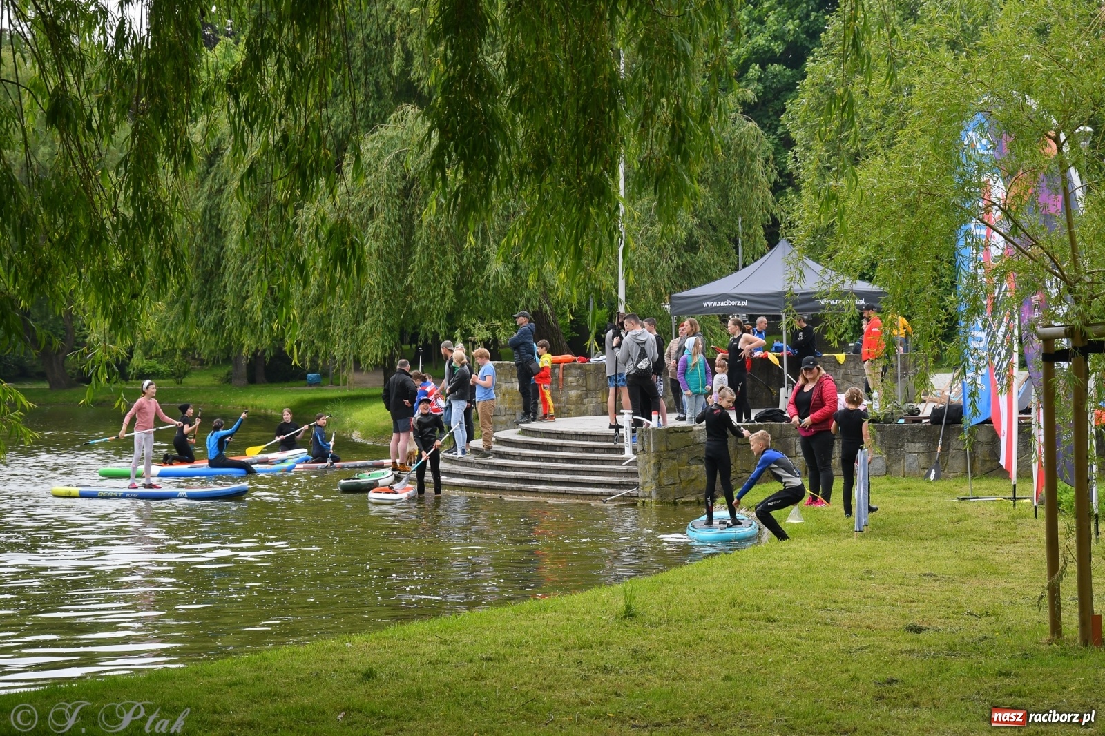 Zdjęcie w galerii na portalu naszraciborz.pl: Racibórz. Wielkie wiosłowanie w parku m. Roth wiadomości z regionu