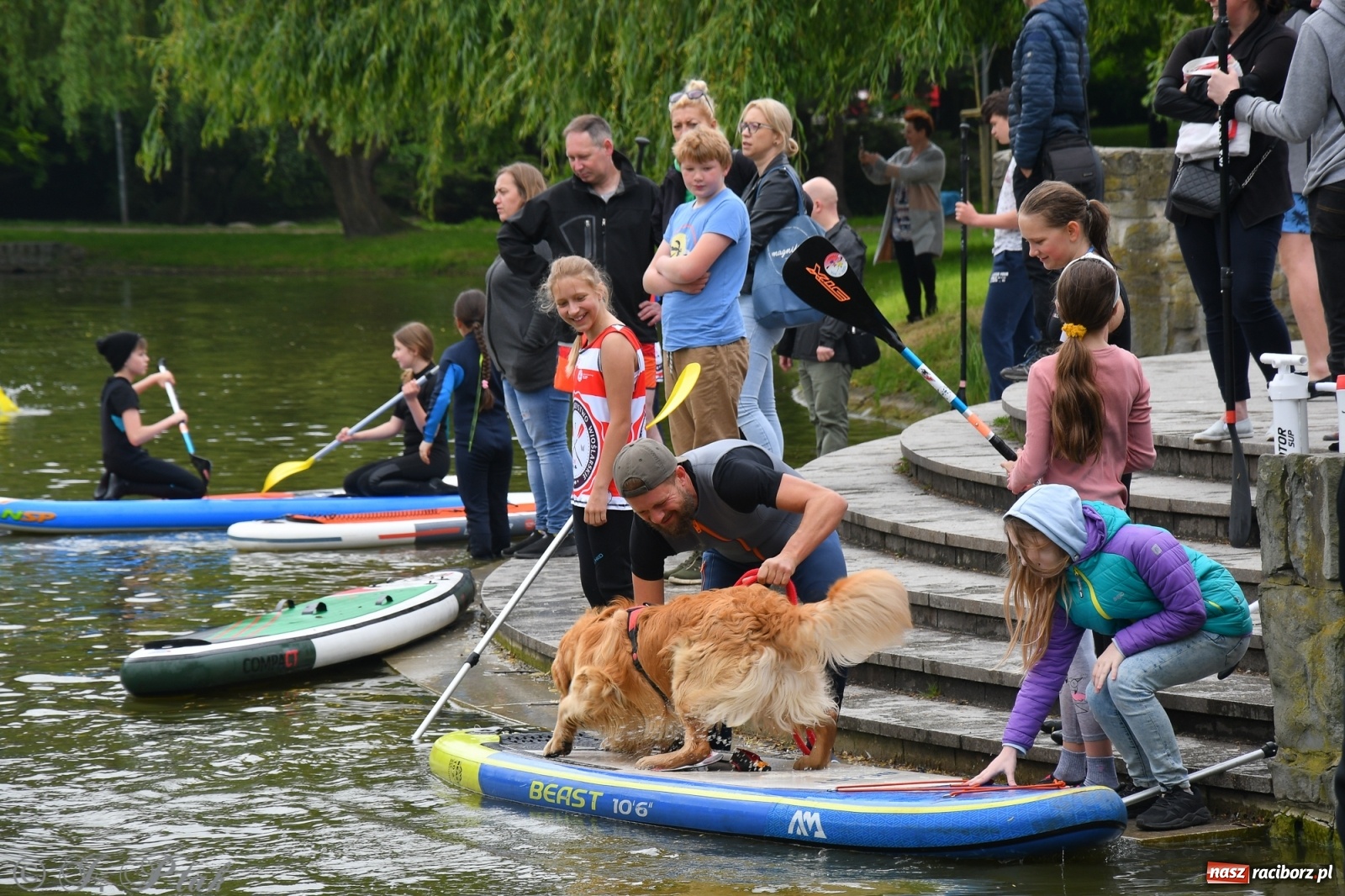 Zdjęcie w galerii na portalu naszraciborz.pl: Racibórz. Wielkie wiosłowanie w parku m. Roth wiadomości z regionu