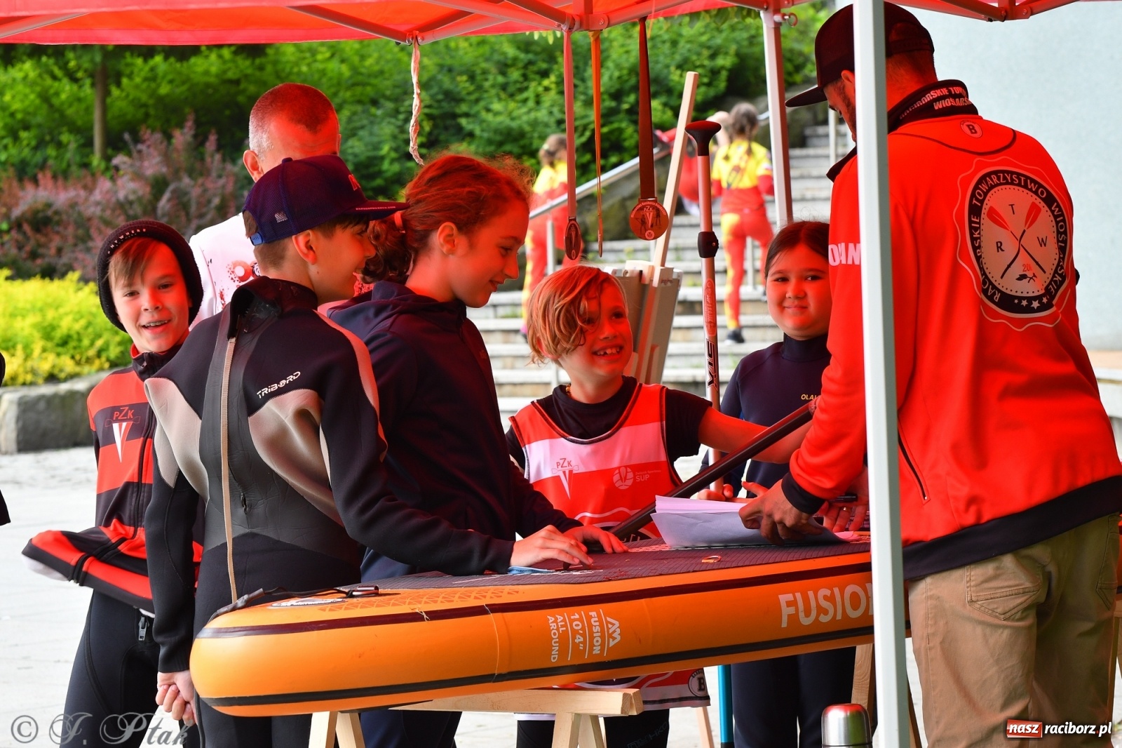 Zdjęcie w galerii na portalu naszraciborz.pl: Racibórz. Wielkie wiosłowanie w parku m. Roth wiadomości z regionu