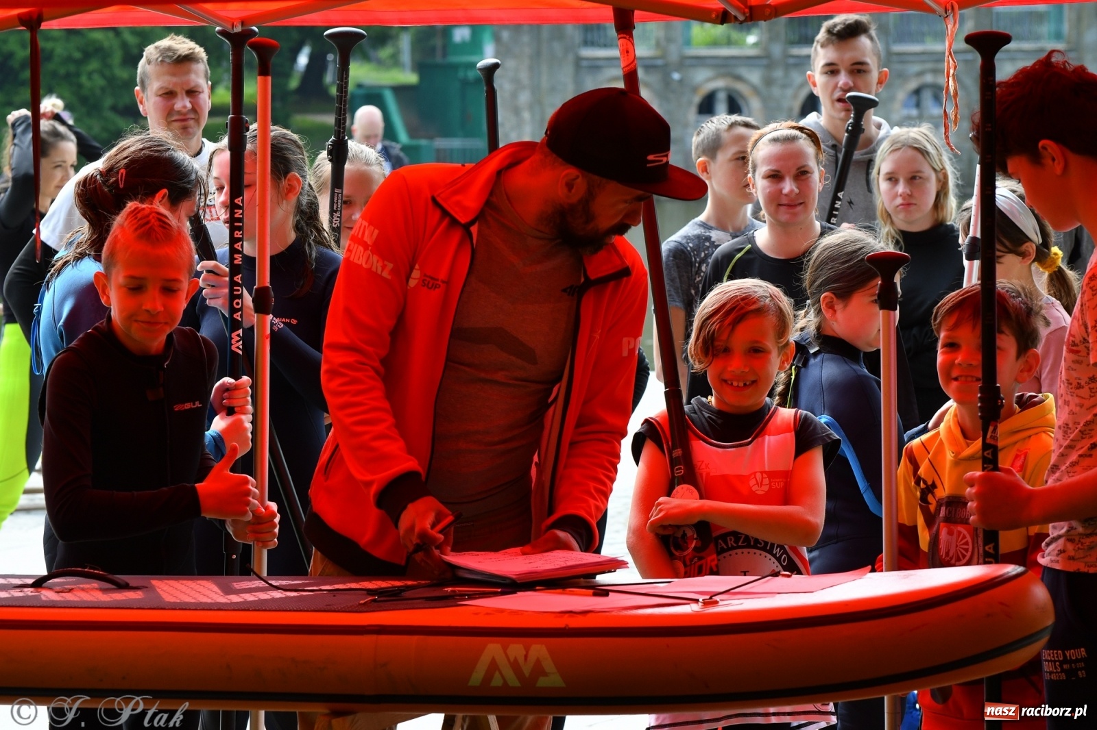 Zdjęcie w galerii na portalu naszraciborz.pl: Racibórz. Wielkie wiosłowanie w parku m. Roth wiadomości z regionu
