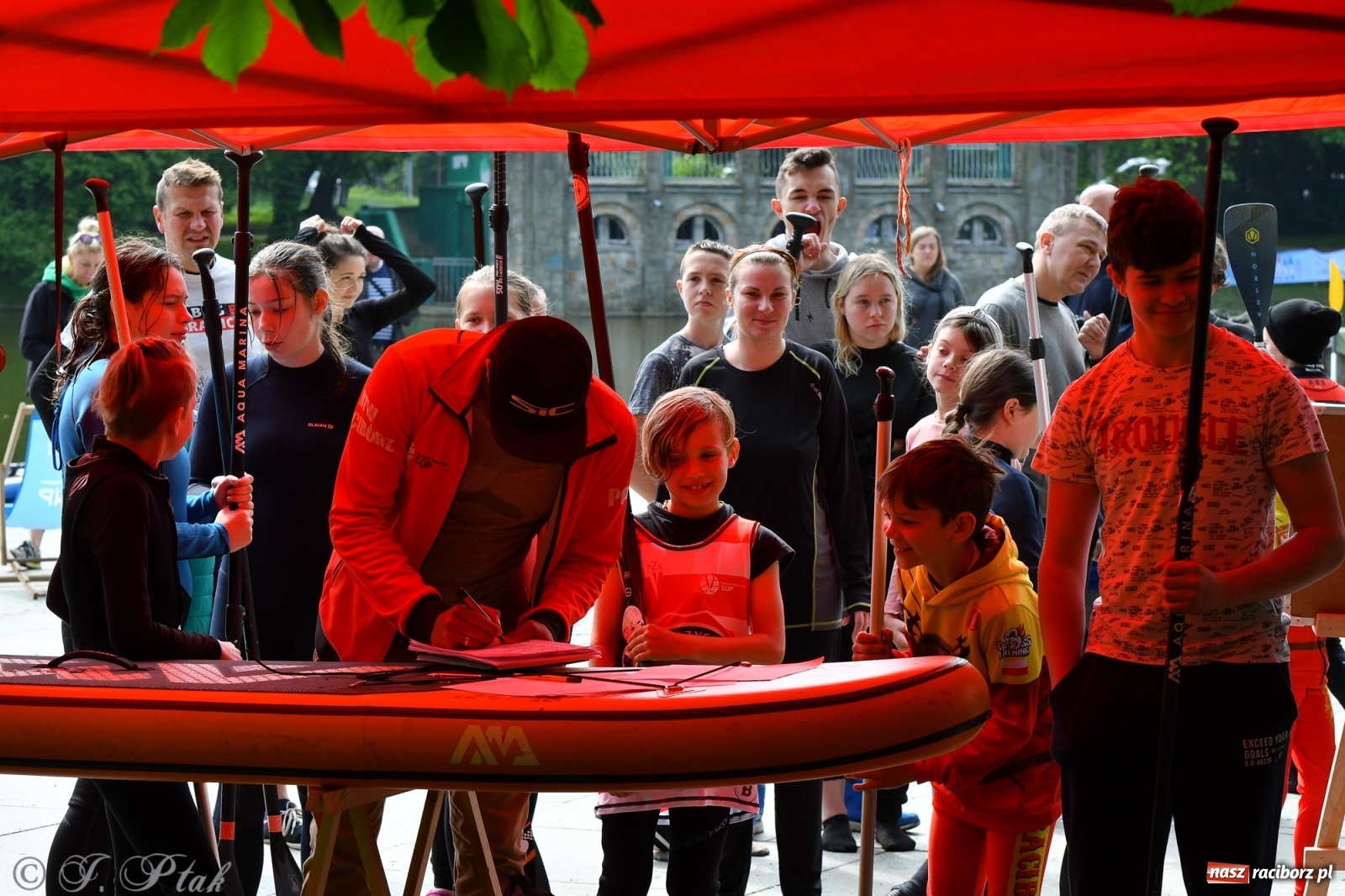 Zdjęcie w galerii na portalu naszraciborz.pl: Racibórz. Wielkie wiosłowanie w parku m. Roth wiadomości z regionu