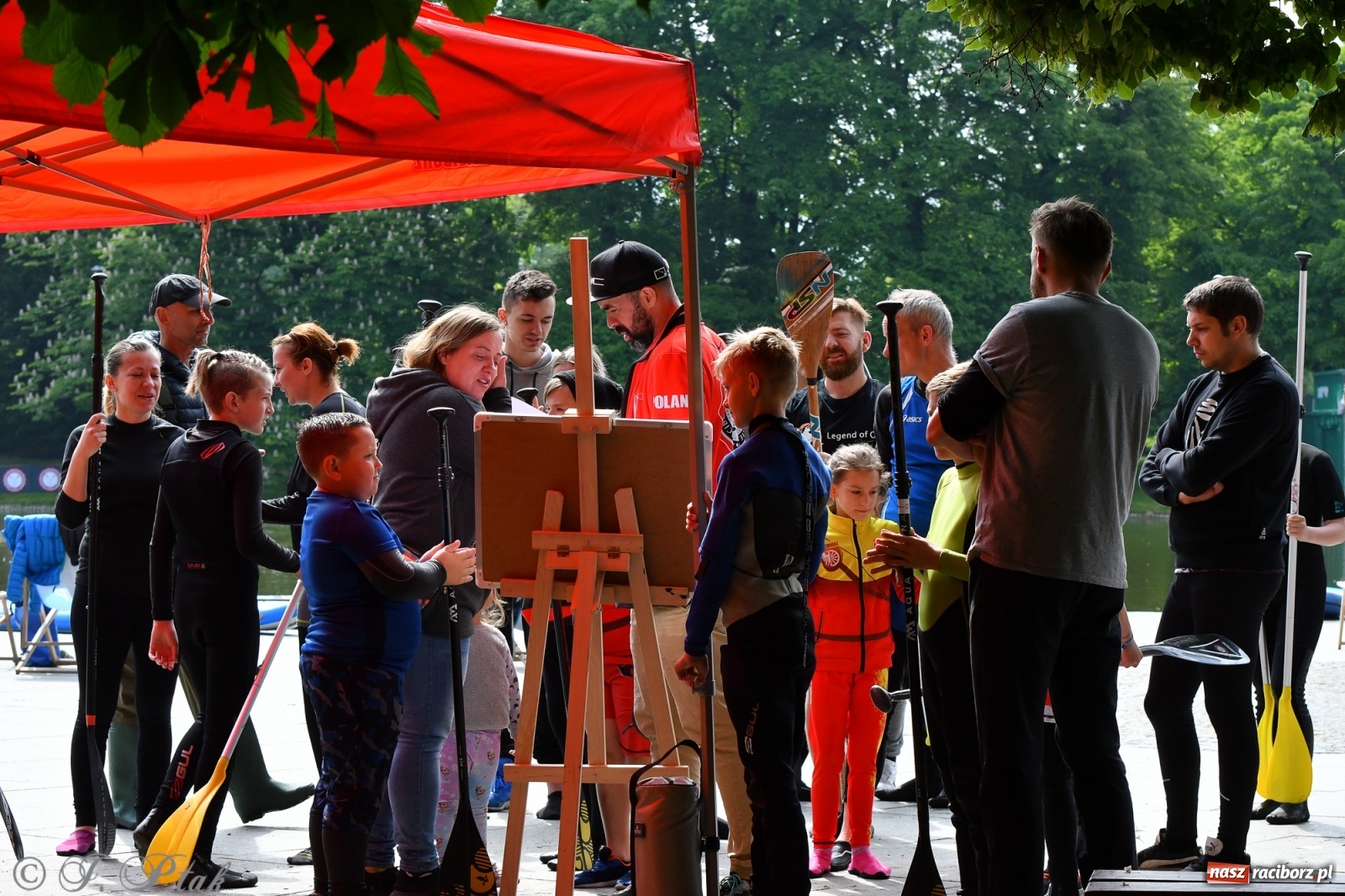 Zdjęcie w galerii na portalu naszraciborz.pl: Racibórz. Wielkie wiosłowanie w parku m. Roth wiadomości z regionu