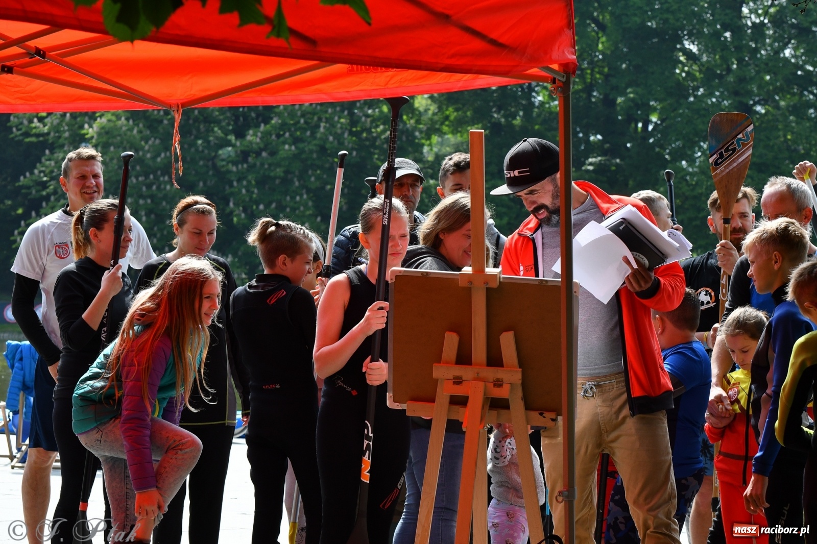 Zdjęcie w galerii na portalu naszraciborz.pl: Racibórz. Wielkie wiosłowanie w parku m. Roth wiadomości z regionu