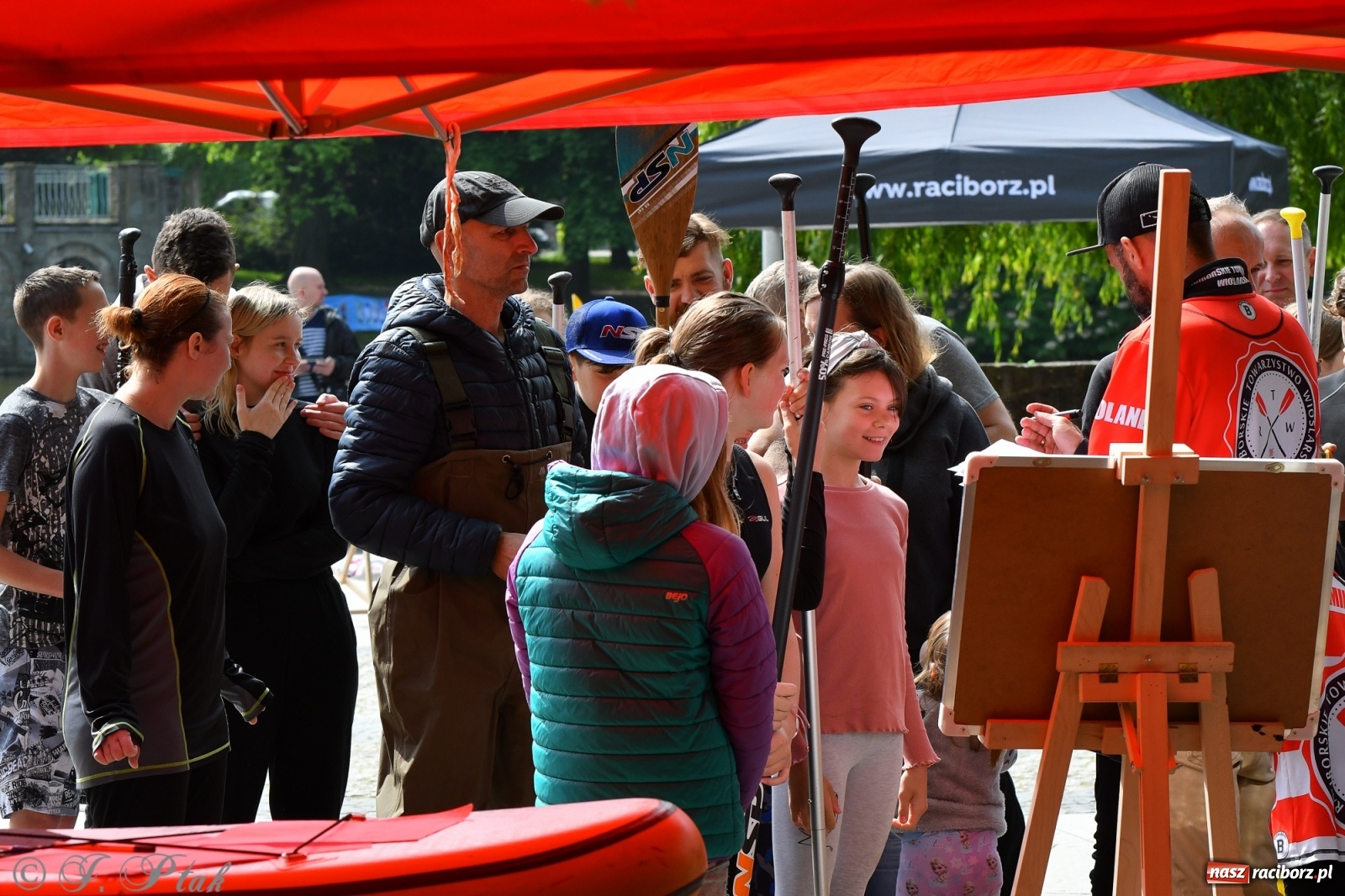 Zdjęcie w galerii na portalu naszraciborz.pl: Racibórz. Wielkie wiosłowanie w parku m. Roth wiadomości z regionu