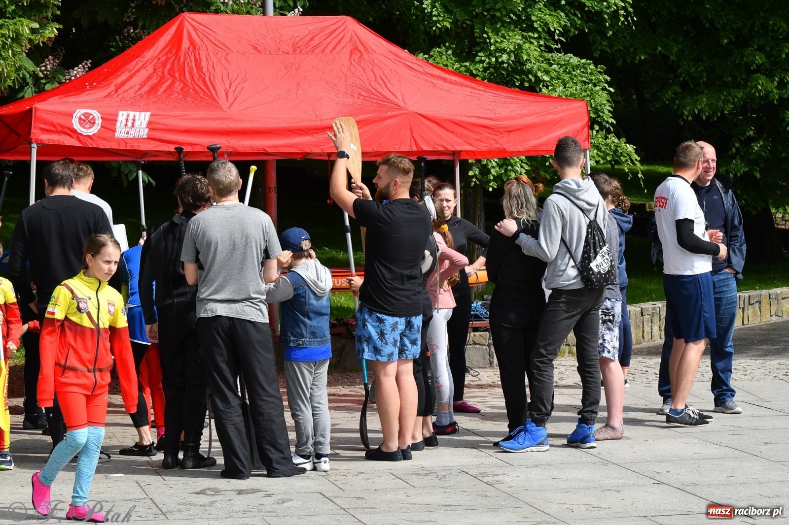 Zdjęcie w galerii na portalu naszraciborz.pl: Racibórz. Wielkie wiosłowanie w parku m. Roth wiadomości z regionu
