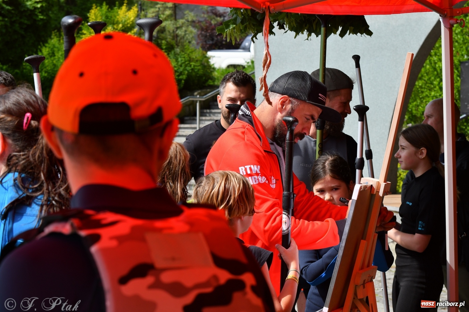 Zdjęcie w galerii na portalu naszraciborz.pl: Racibórz. Wielkie wiosłowanie w parku m. Roth wiadomości z regionu