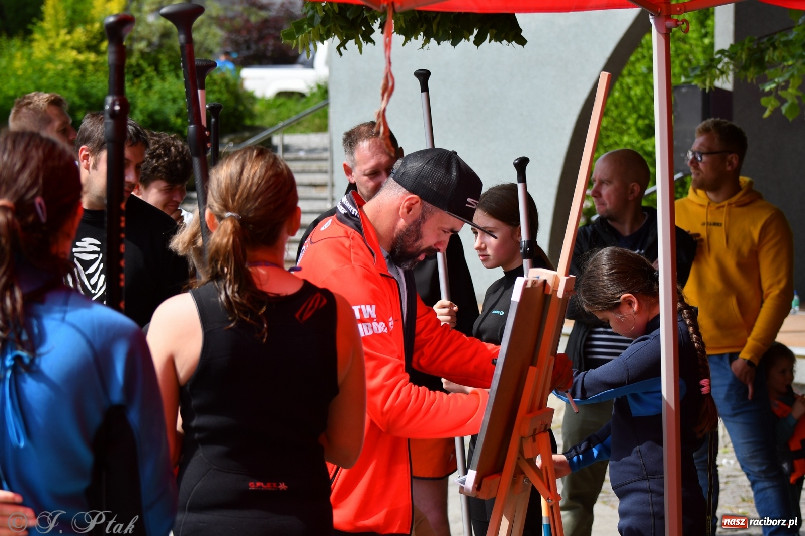 Zdjęcie w galerii na portalu naszraciborz.pl: Racibórz. Wielkie wiosłowanie w parku m. Roth wiadomości z regionu