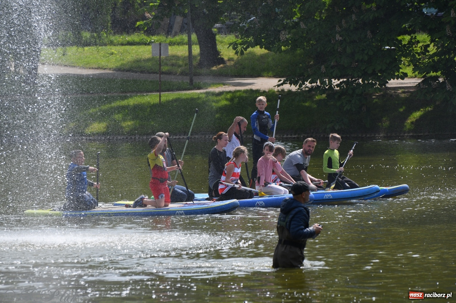 Zdjęcie w galerii na portalu naszraciborz.pl: Racibórz. Wielkie wiosłowanie w parku m. Roth wiadomości z regionu