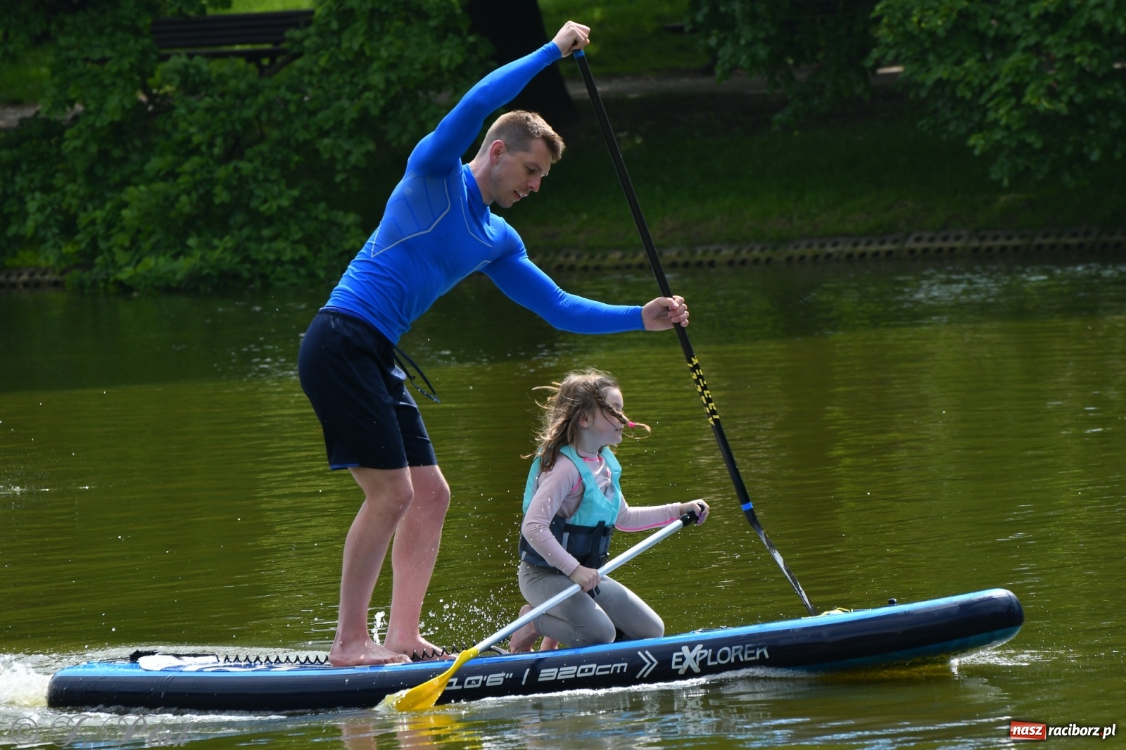 Zdjęcie w galerii na portalu naszraciborz.pl: Racibórz. Wielkie wiosłowanie w parku m. Roth wiadomości z regionu