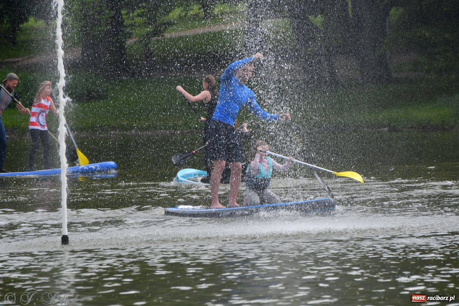 Zdjęcie w galerii na portalu naszraciborz.pl: Racibórz. Wielkie wiosłowanie w parku m. Roth wiadomości z regionu