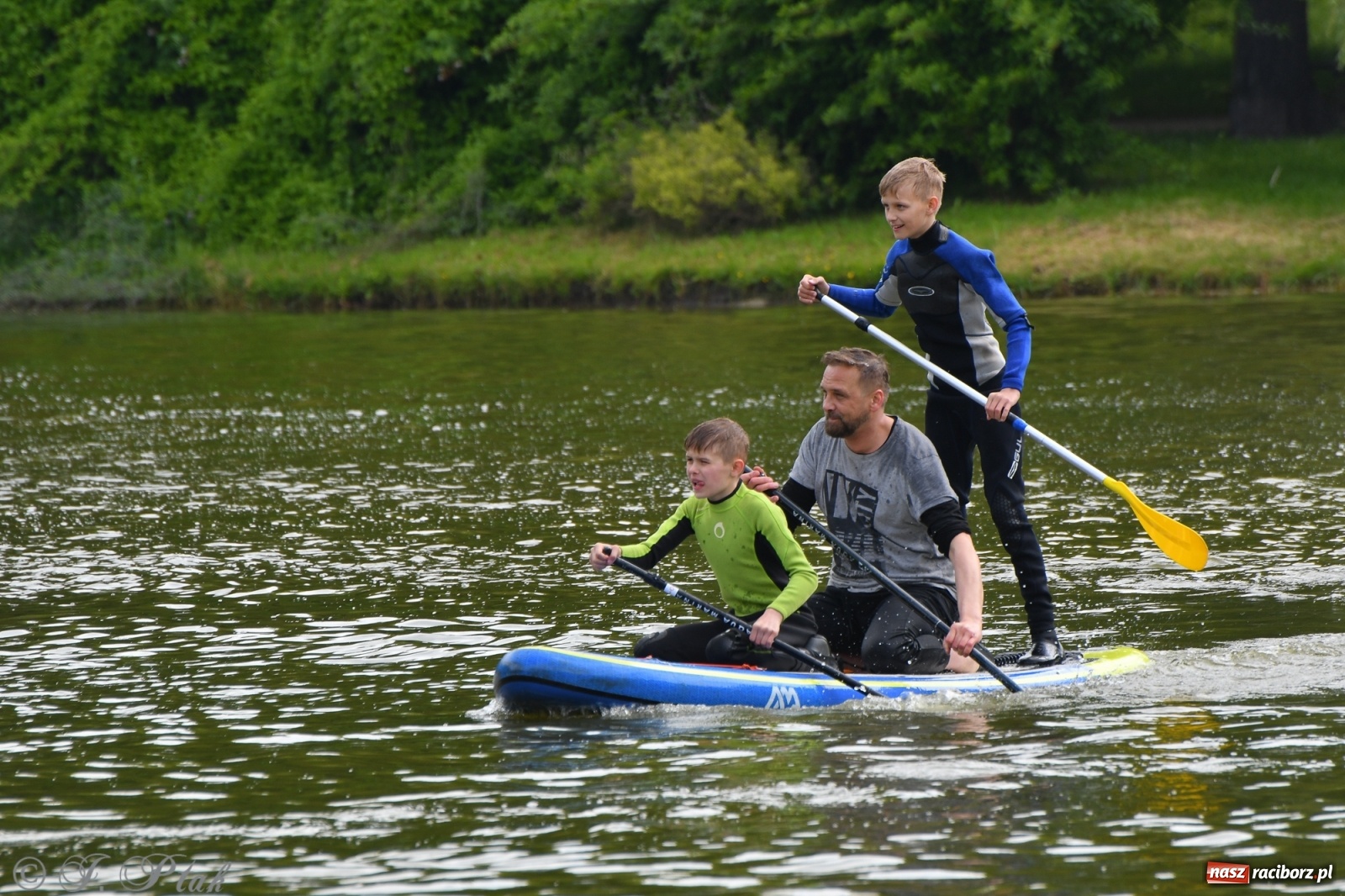 Zdjęcie w galerii na portalu naszraciborz.pl: Racibórz. Wielkie wiosłowanie w parku m. Roth wiadomości z regionu