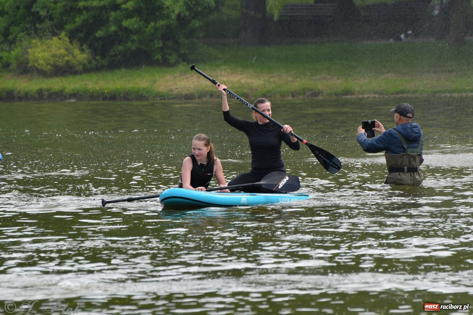 Zdjęcie w galerii na portalu naszraciborz.pl: Racibórz. Wielkie wiosłowanie w parku m. Roth wiadomości z regionu
