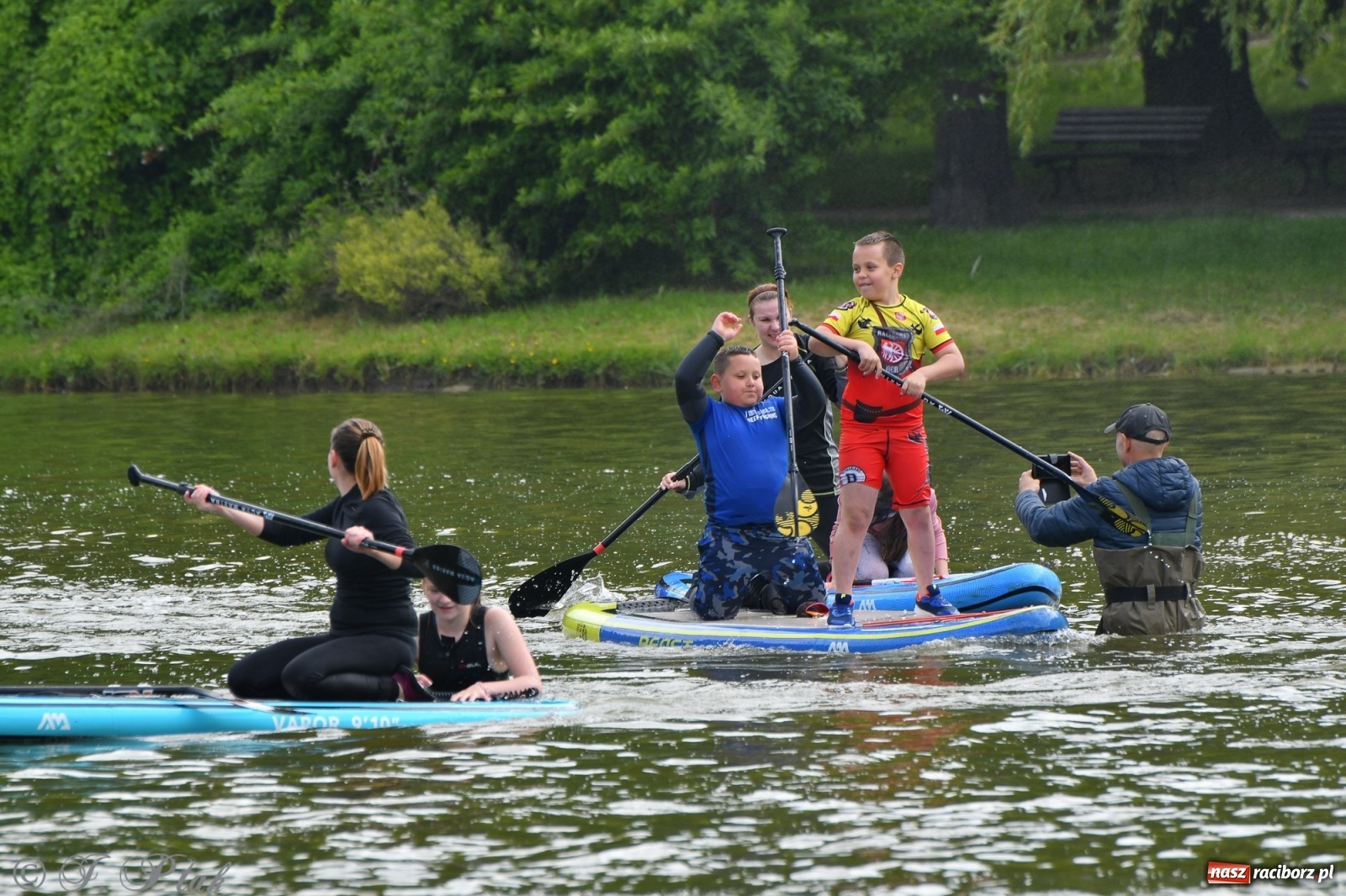 Zdjęcie w galerii na portalu naszraciborz.pl: Racibórz. Wielkie wiosłowanie w parku m. Roth wiadomości z regionu
