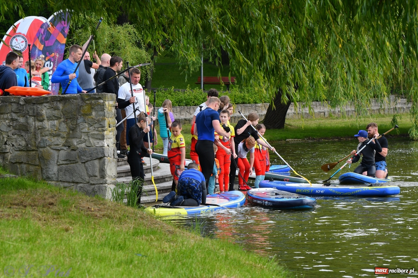 Zdjęcie w galerii na portalu naszraciborz.pl: Racibórz. Wielkie wiosłowanie w parku m. Roth wiadomości z regionu
