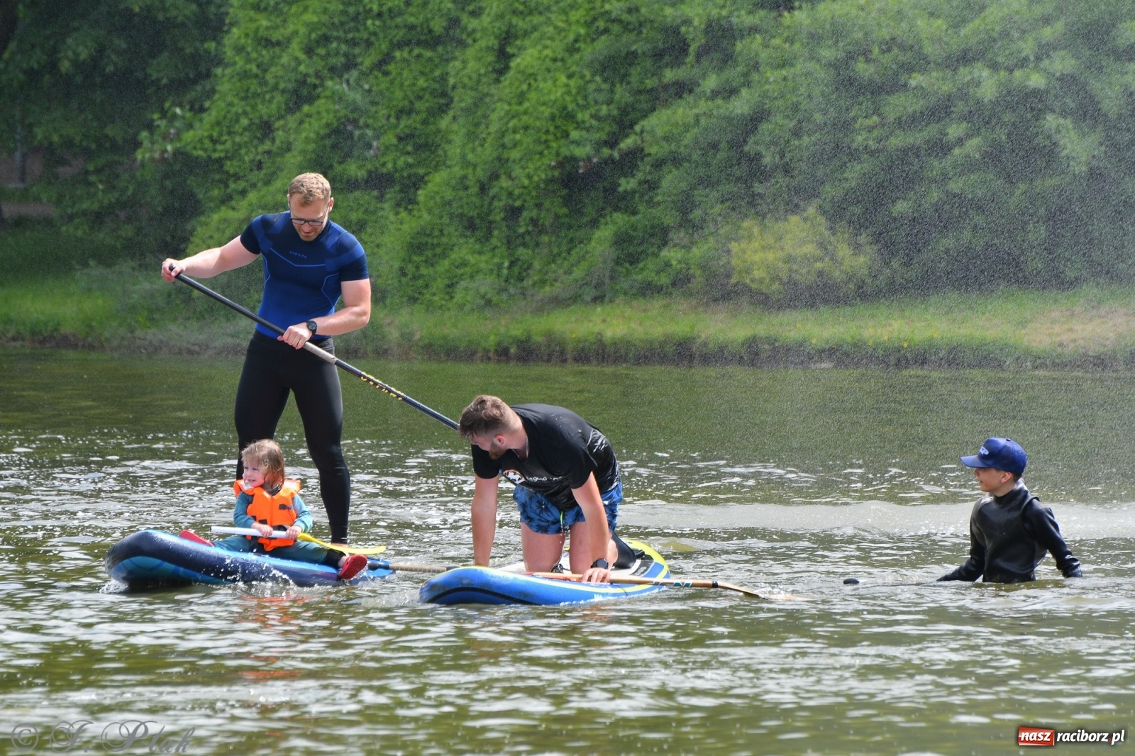 Zdjęcie w galerii na portalu naszraciborz.pl: Racibórz. Wielkie wiosłowanie w parku m. Roth wiadomości z regionu
